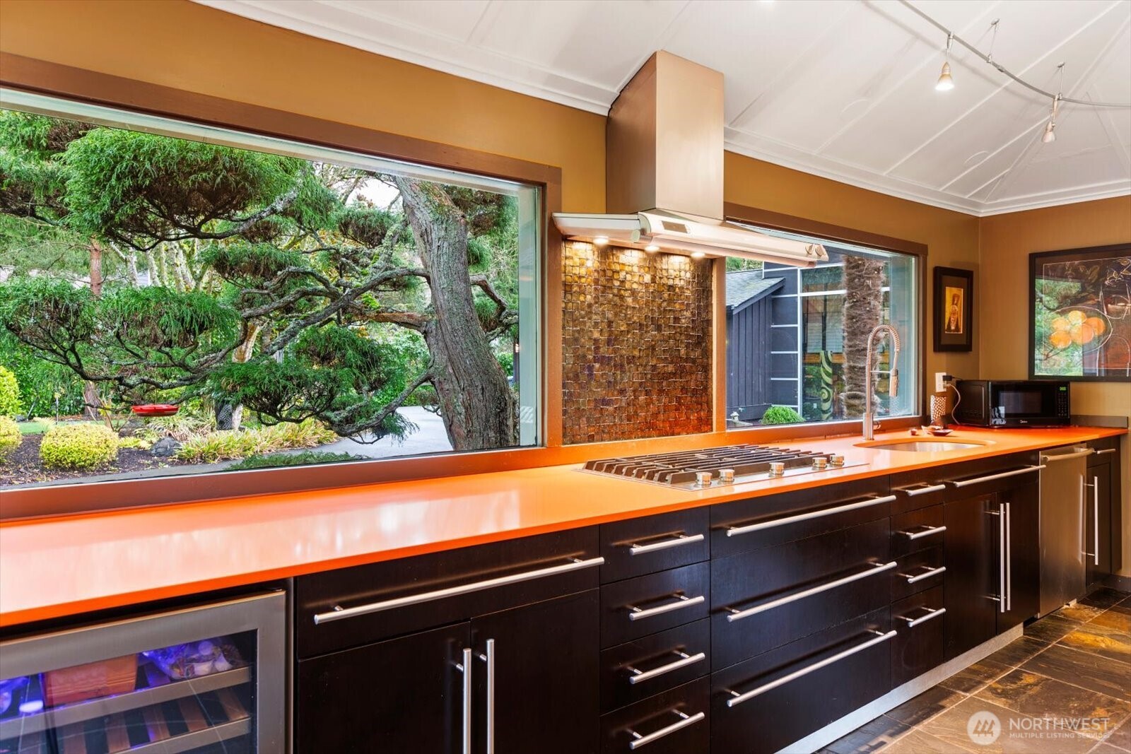 Sleek design and a direct connection to the estate’s mature grounds. Wrap around pantry with Gaggenau steam oven, Leibherr fridge, and built in Miele espresso machine with room for additional prep space.