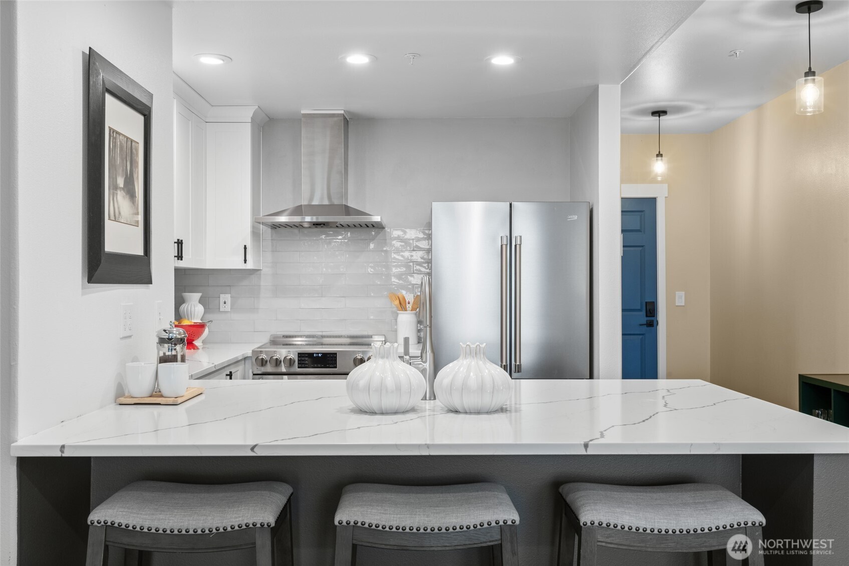 Sleek Open Kitchen with Breakfast Bar – Perfect for Entertaining