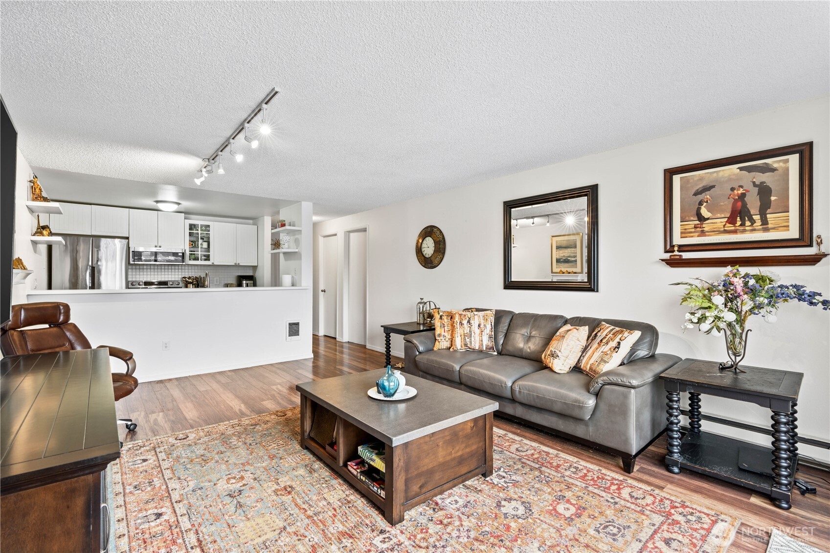 Living room & Kitchen