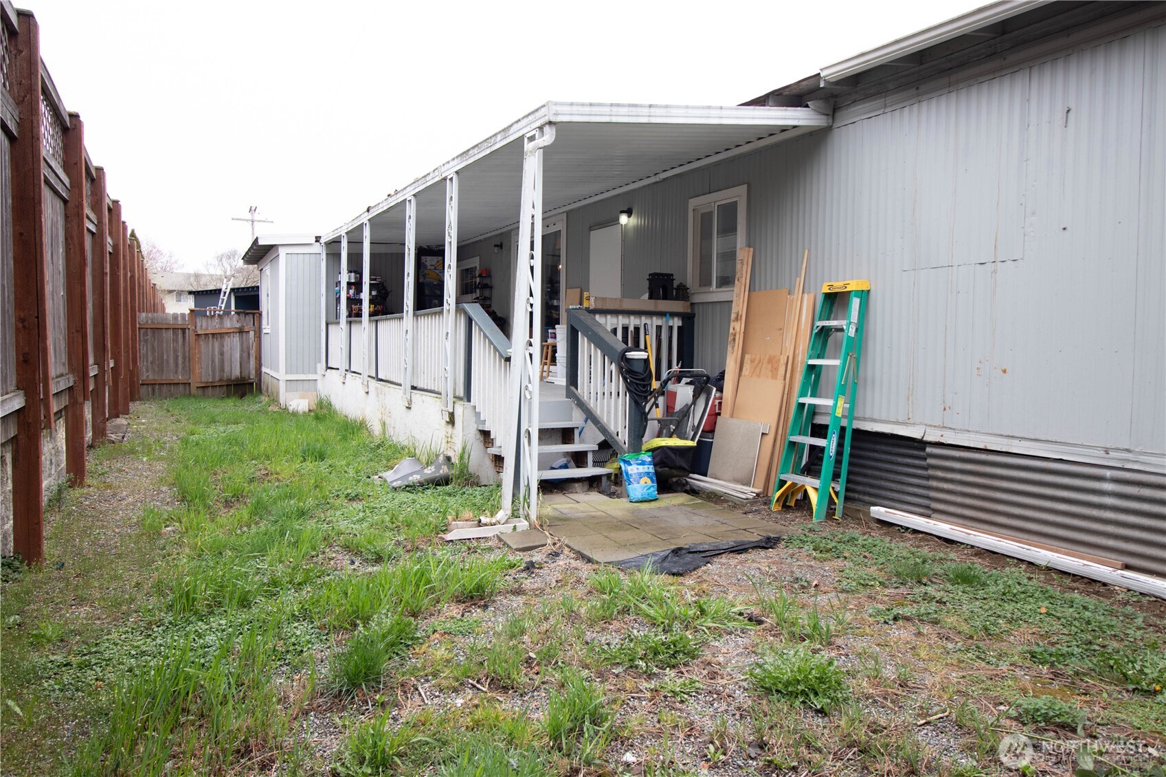 This yard is waiting for your green thumb or party friends