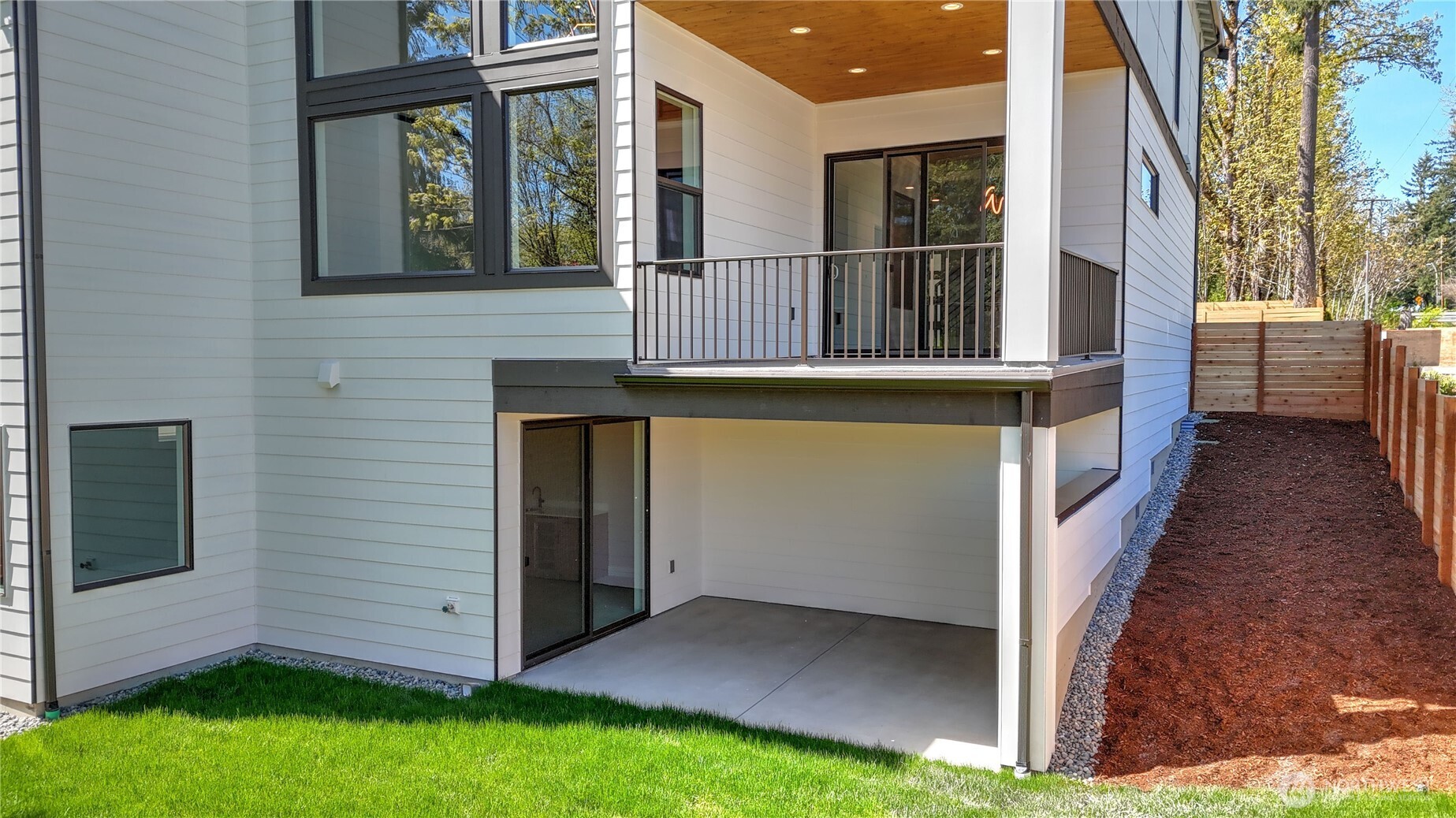 Covered patio and deck for your year-round enjoyment!