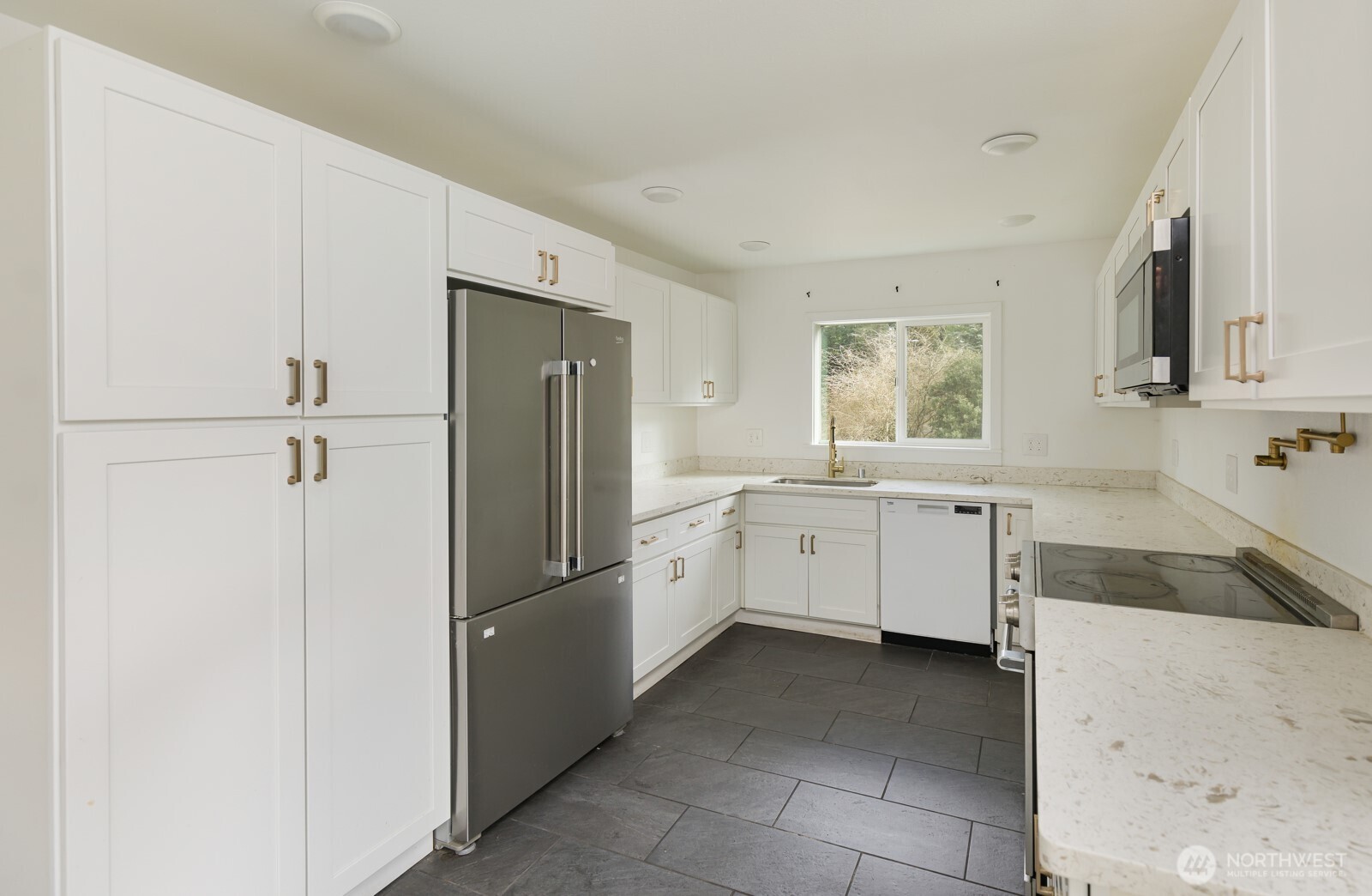 More cabinets in the ktichen and refrigerator