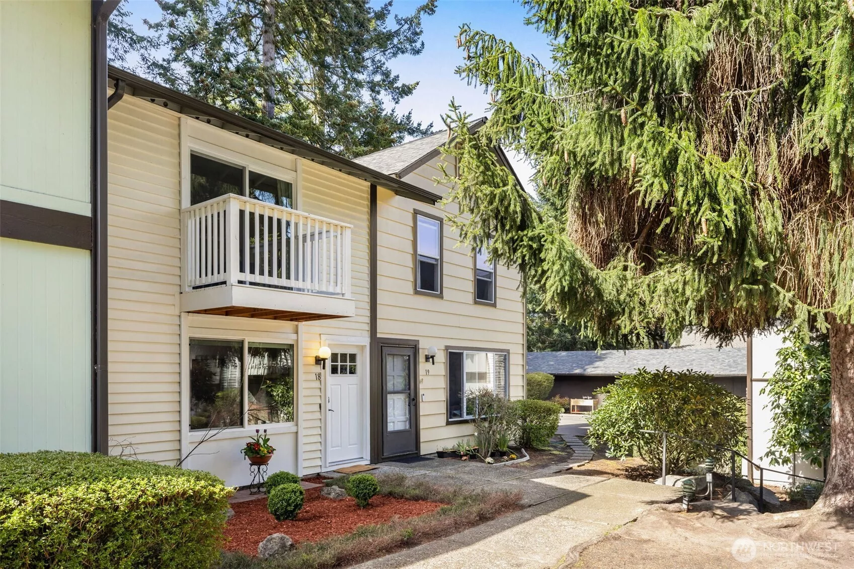 Very sweet townhome in a wonderful Bellevue complex