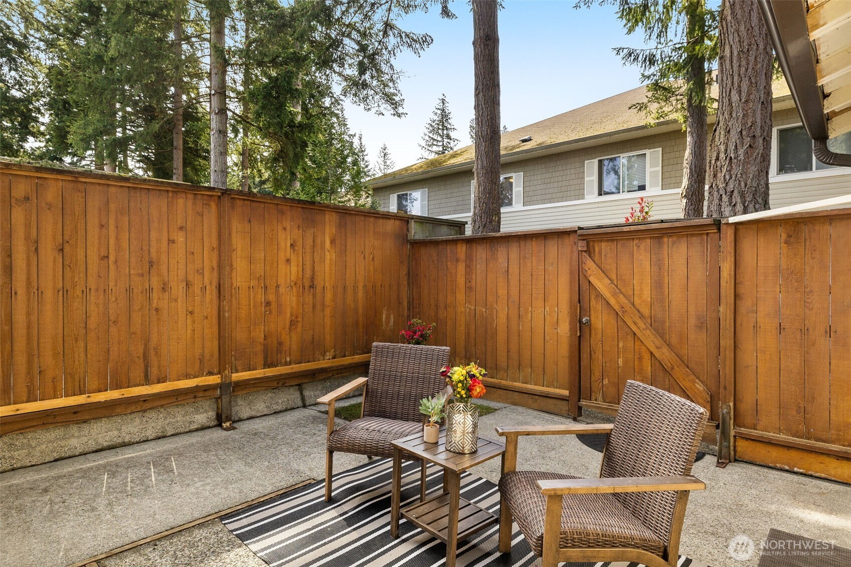 Sunny & private back patio
