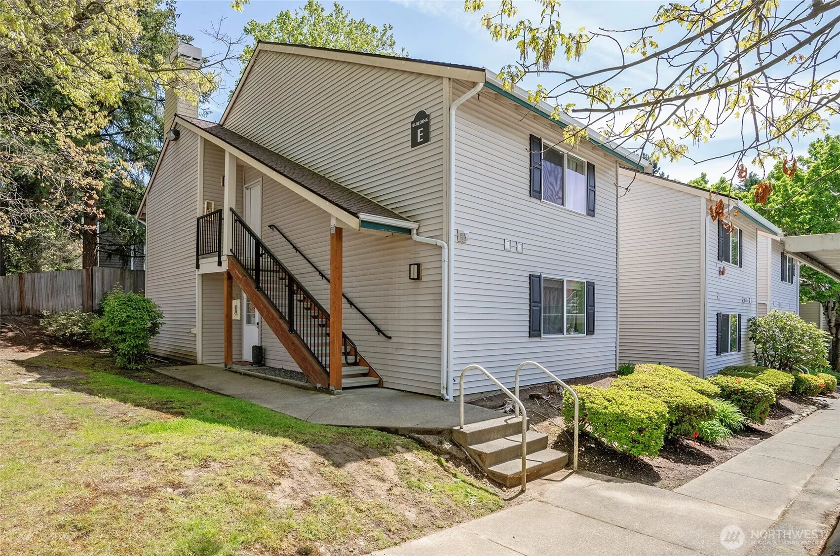 Well-maintained Heritage Forest condo with a prime top-floor end unit location—offering added privacy, and a quiet setting within the building.