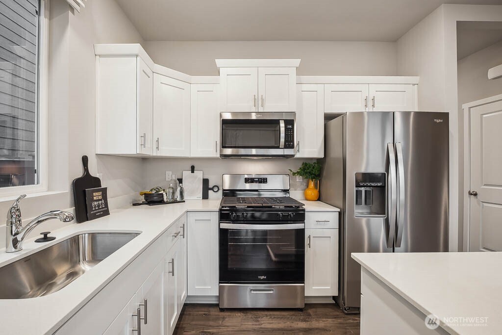 Gas range! Colors scheme and options will vary. Photos from Model Home on 31. Homesite 84 is a mirror image.