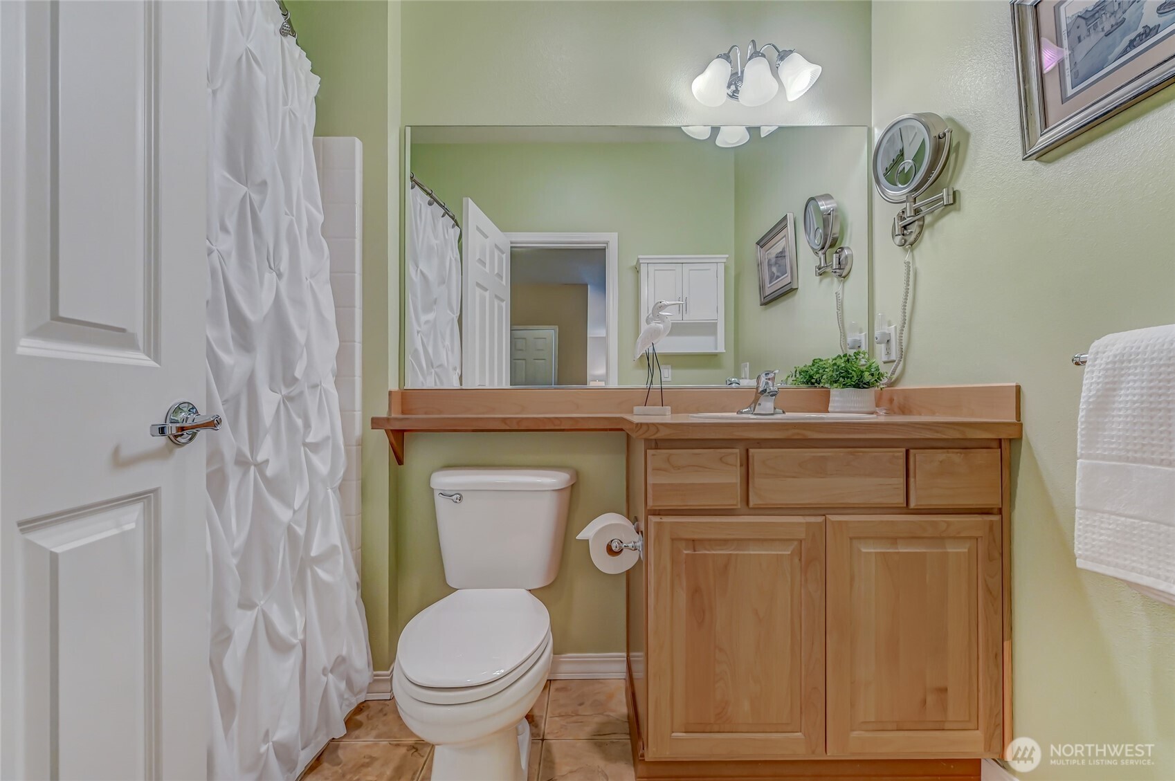 Upstairs full bath.