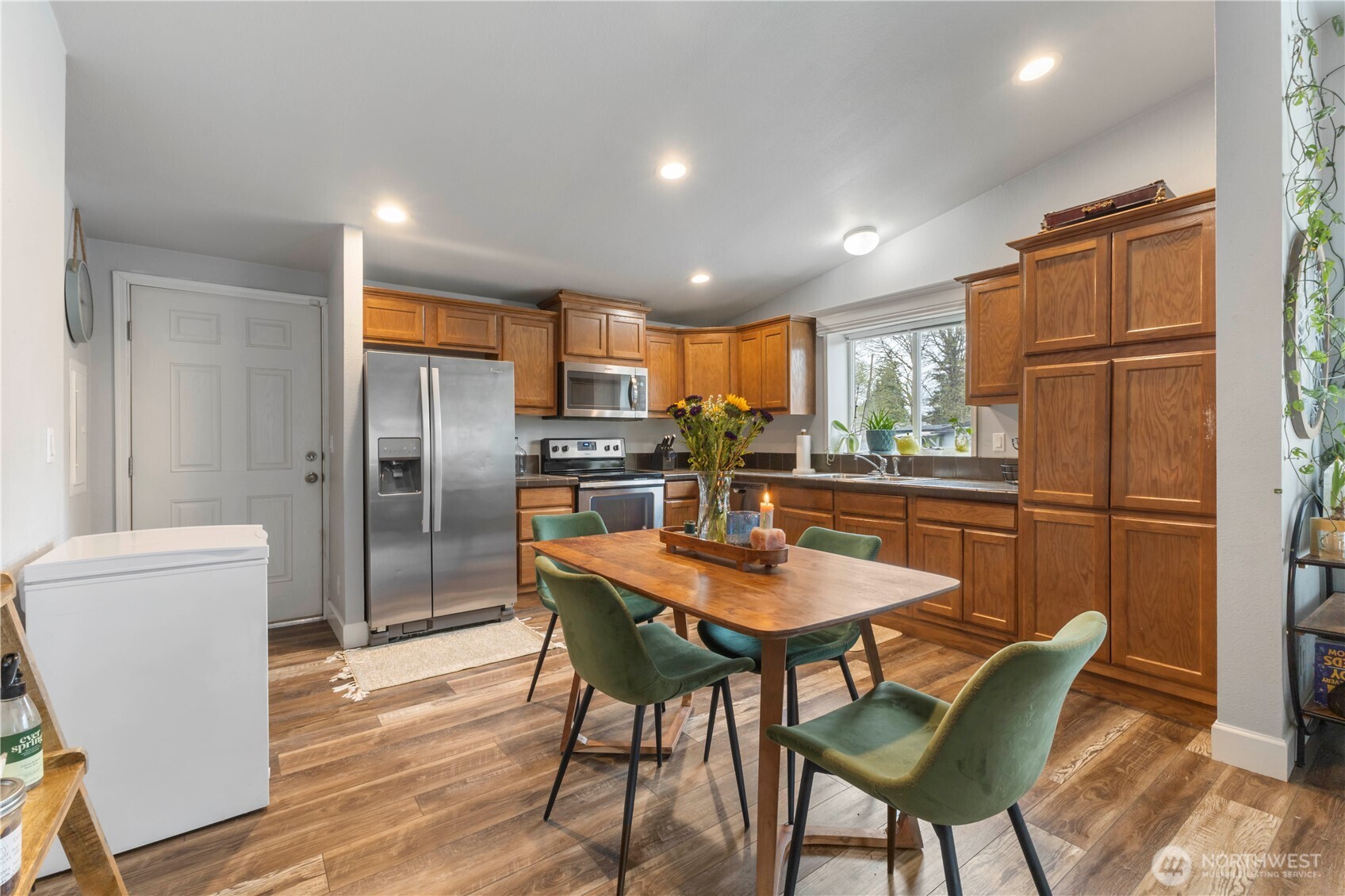 eat-in kitchen