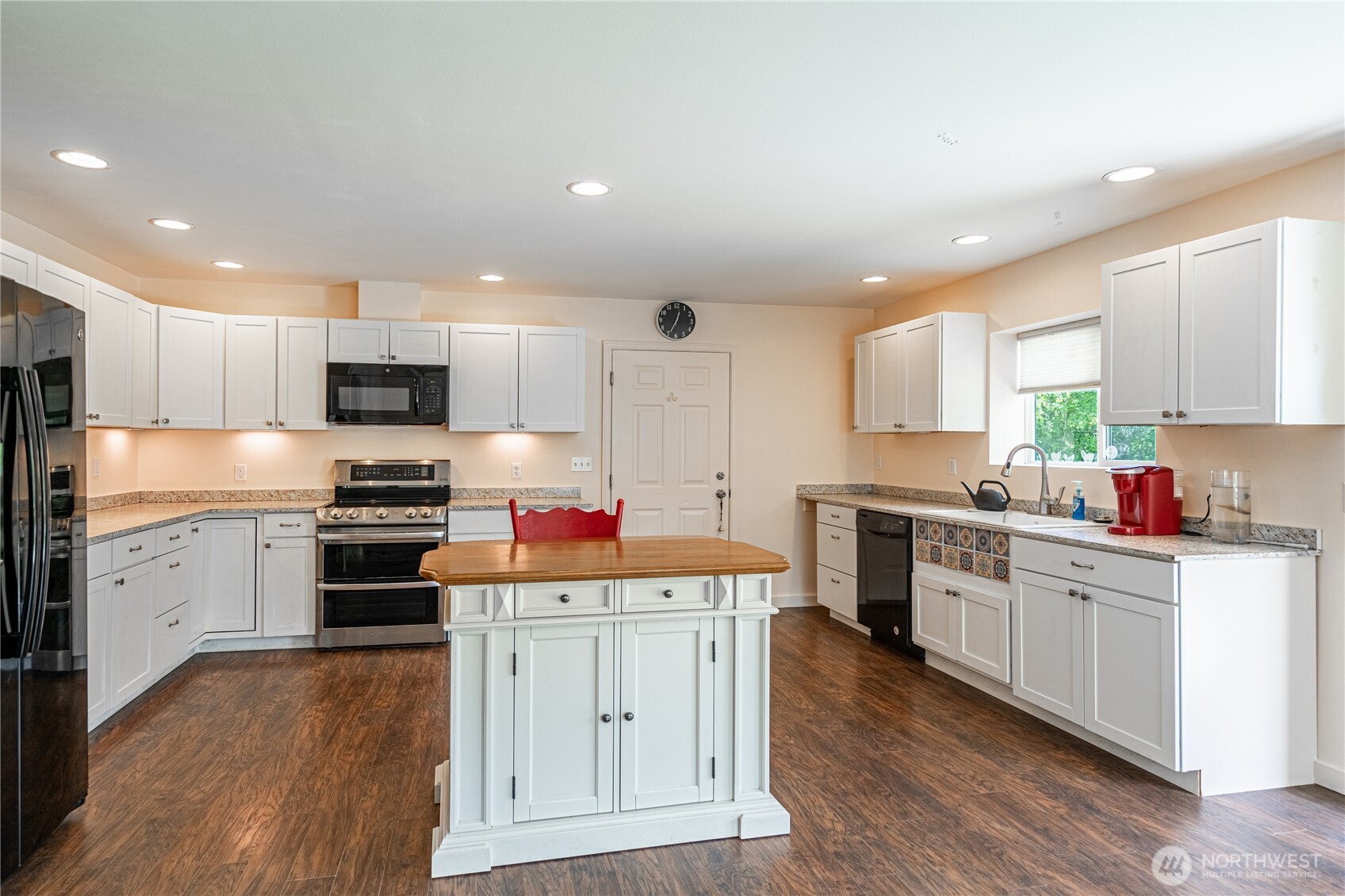Home situated on one acre with big Columbia River views