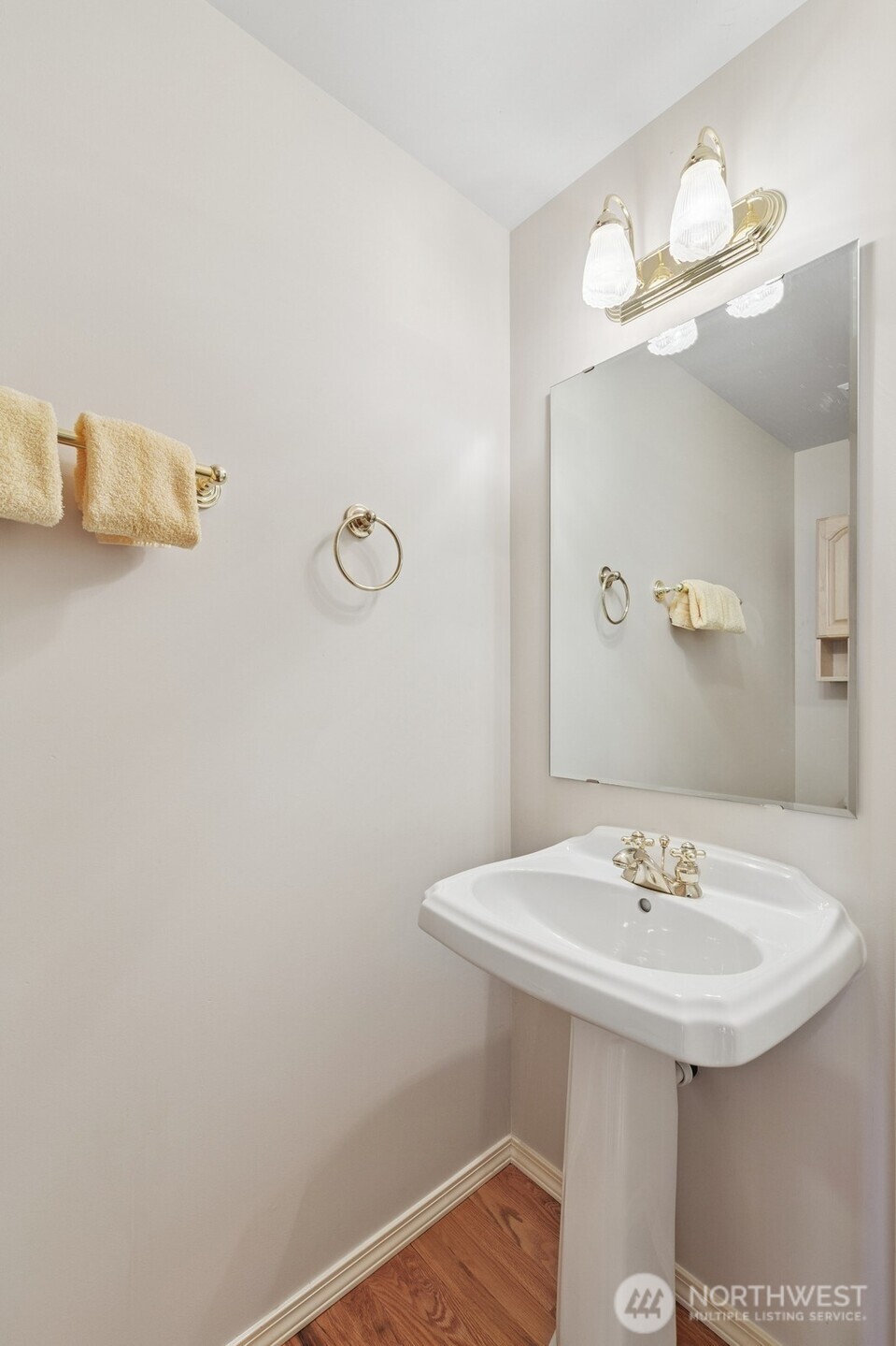 Main floor 1/2 bath