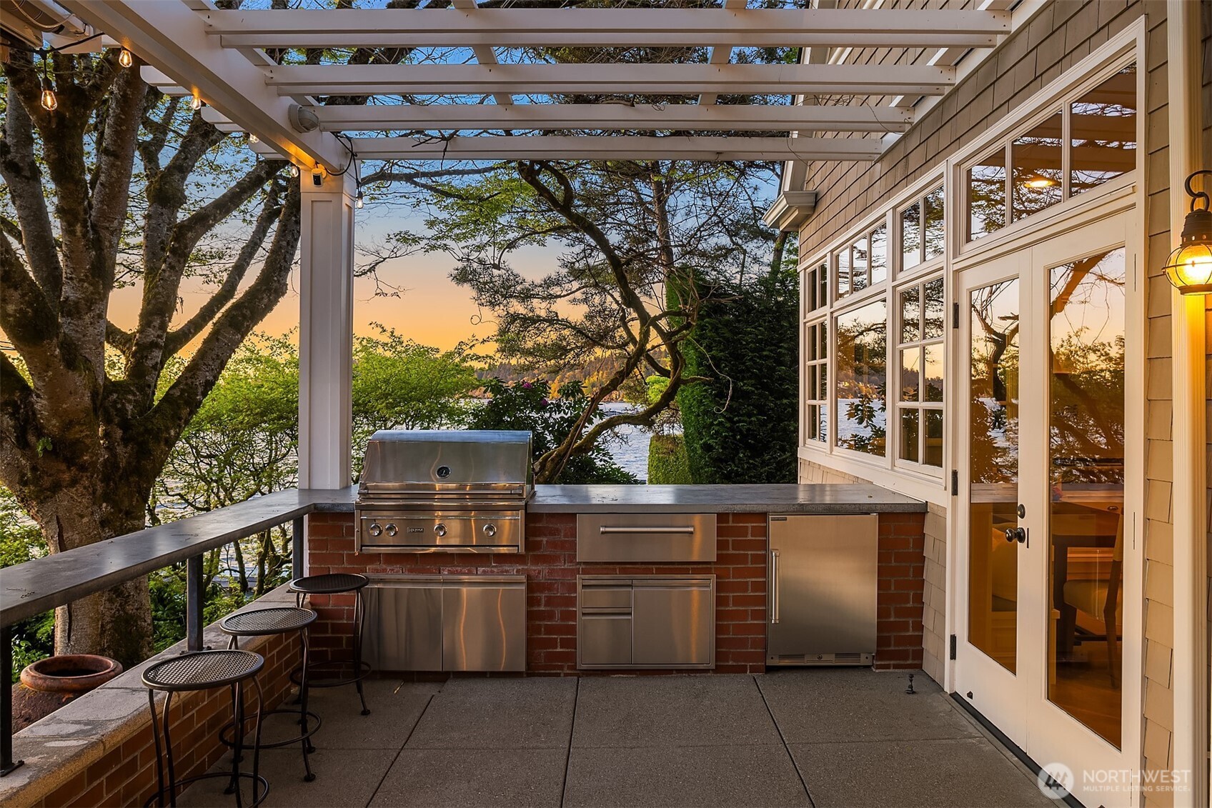 Outdoor kitchen area