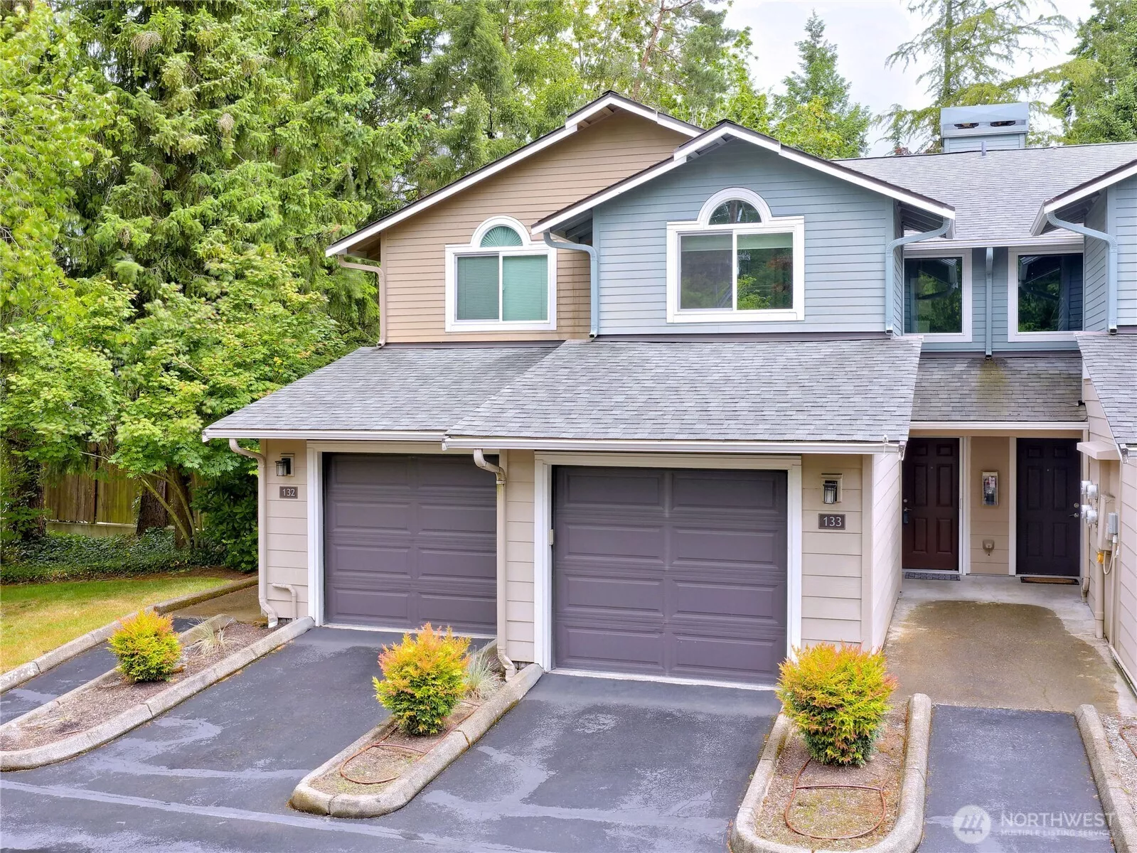 Townhouse style condo with garage