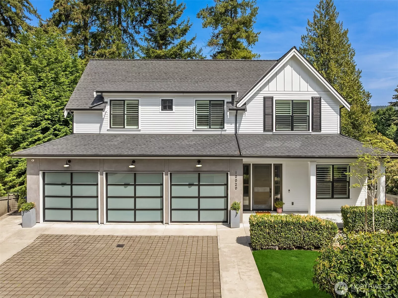 Discover refined luxury in this immaculate modern farmhouse nestled in the coveted Clyde Hill area. Strategically positioned moments from top-rated schools and the vibrant centers of Kirkland and Bellevue, this residence seamlessly blends sophisticated design with an unparalleled lifestyle opportunity.