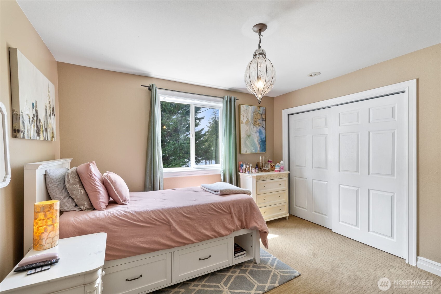 Fun bonus room or bedroom