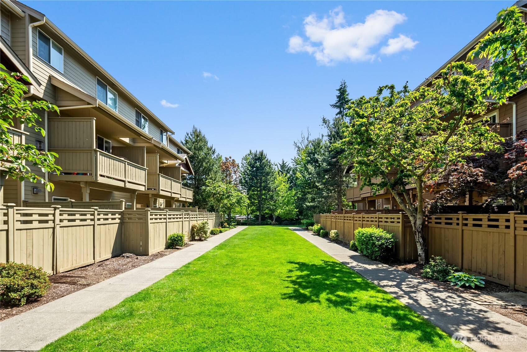 Access to well-maintained common green space/courtyard.