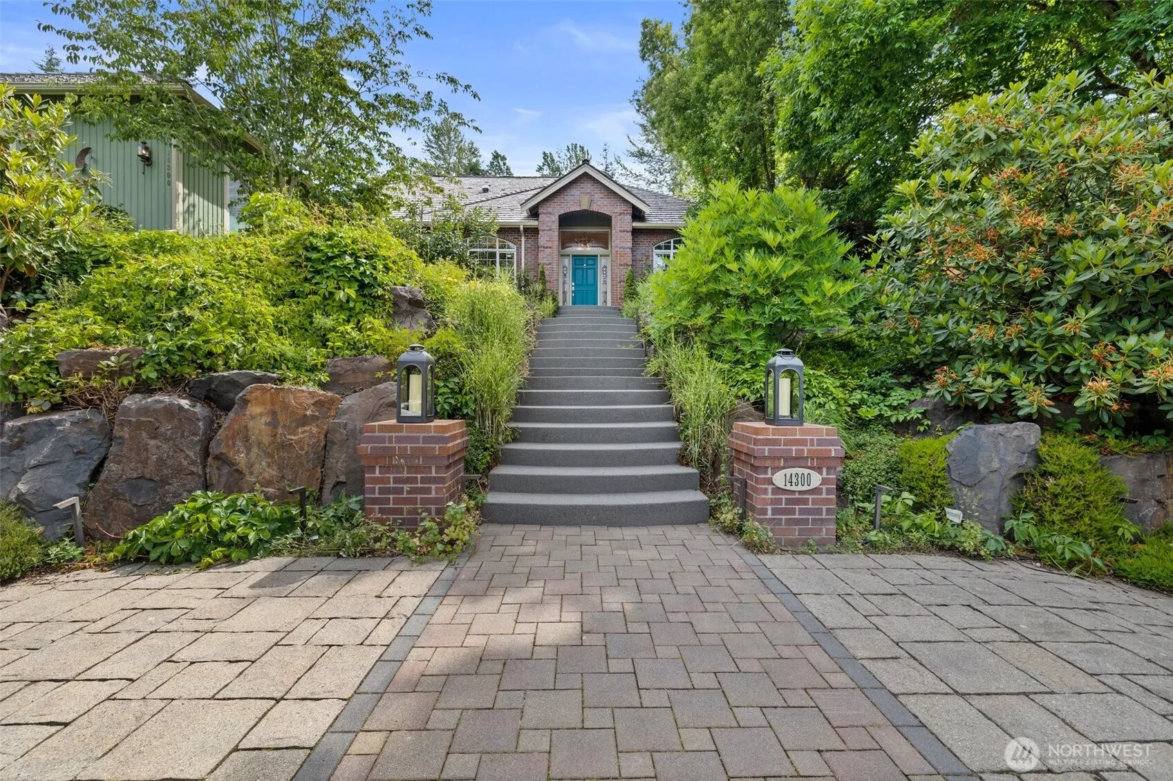 One-level living in Lake of the Woods; one of Woodinville's premier neighborhoods. 3 bedrooms, 2 full bathrooms and 2460sqft of well designed living space all on one level! Avoid the entry stairs by using the garage driveway (not seen in this picture).