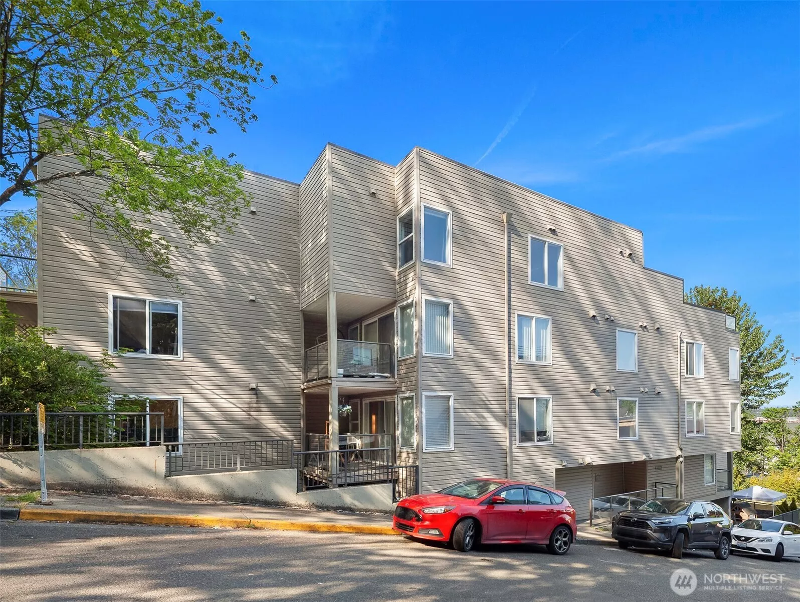 This sweet home is in a perfect location, just a moment from the West Seattle Bridge and beloved Luna Park Cafe. The junction is so close too! A West Seattle Dream!