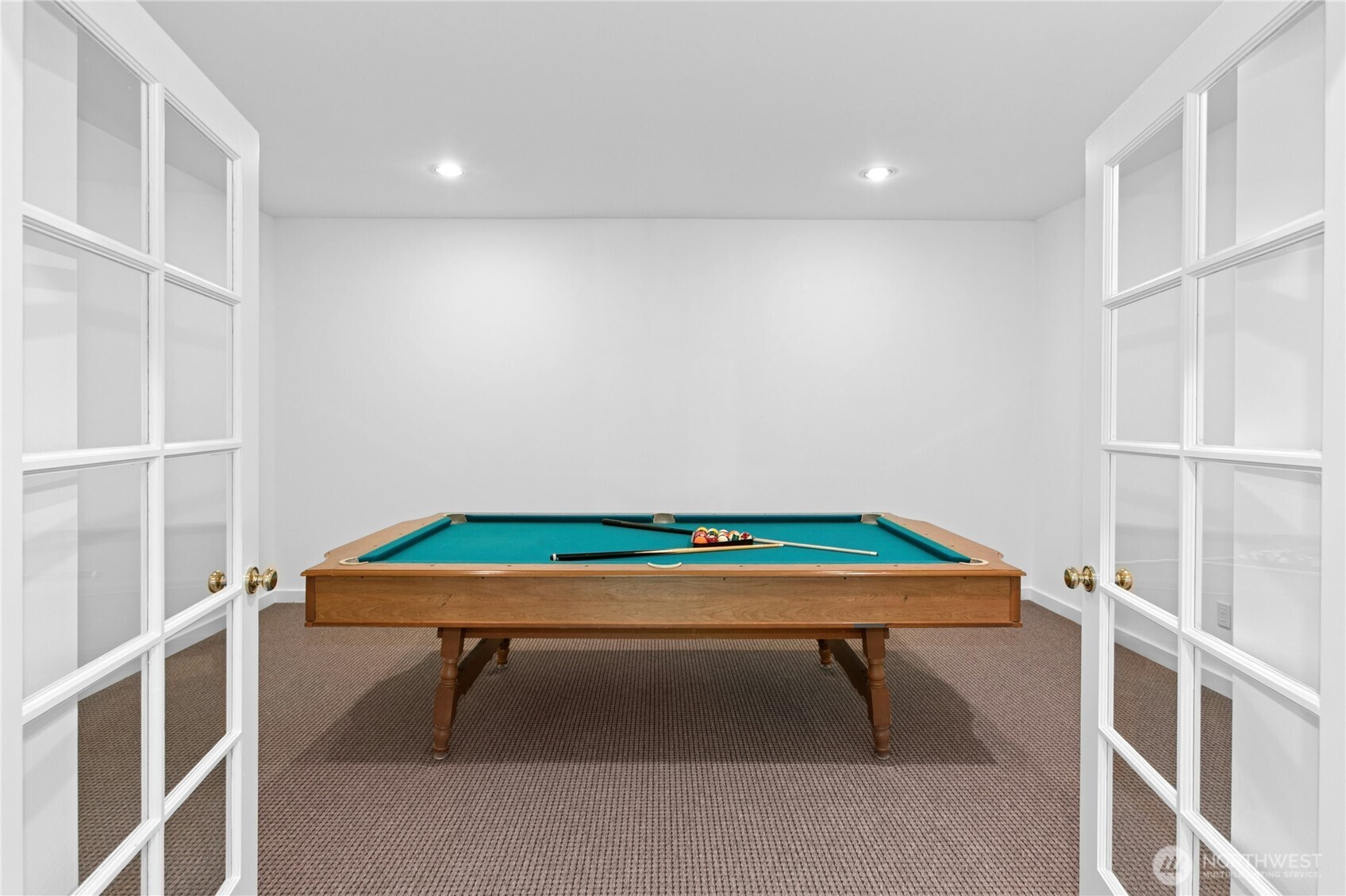 Separate media/billiard room
