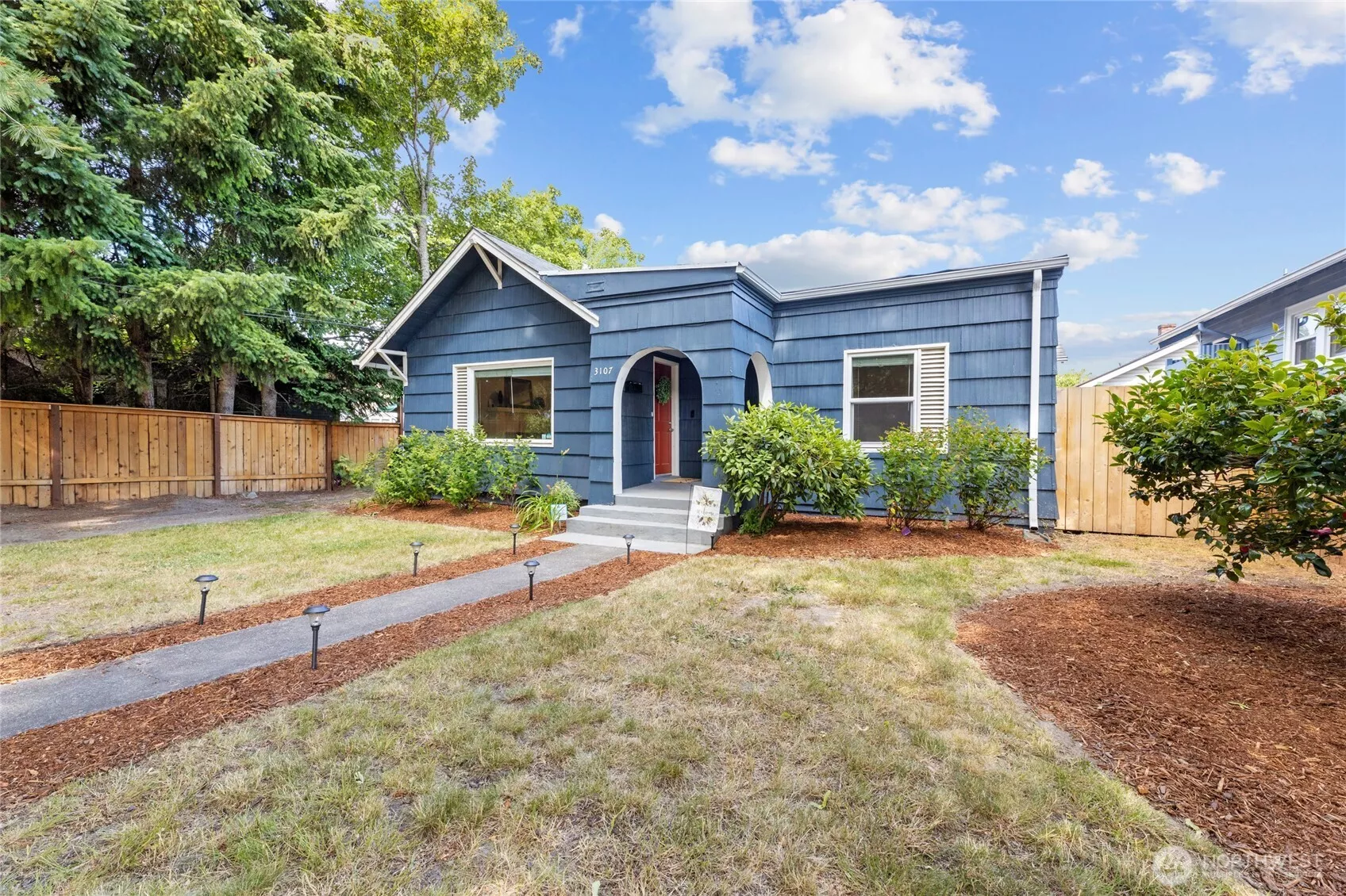 This adorable home in North Tacoma is walking distance to the Proctor District and close to the waterfront