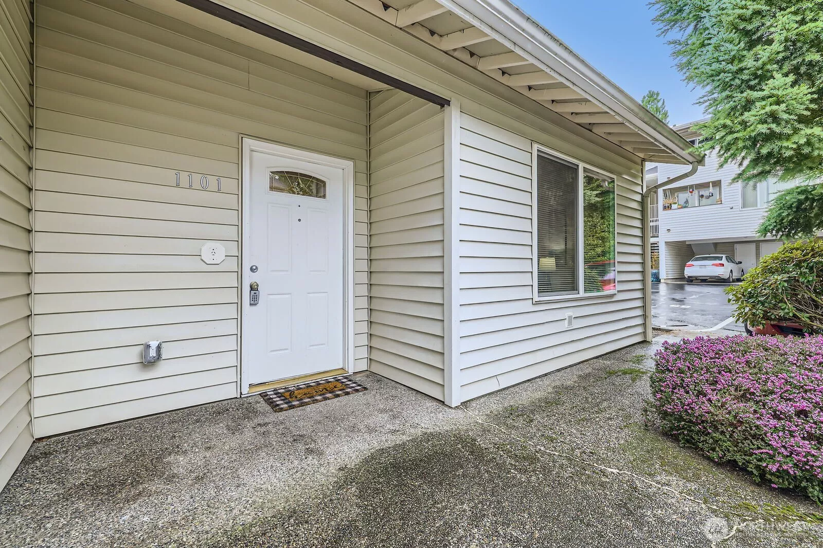 Stand alone rambler style condo
