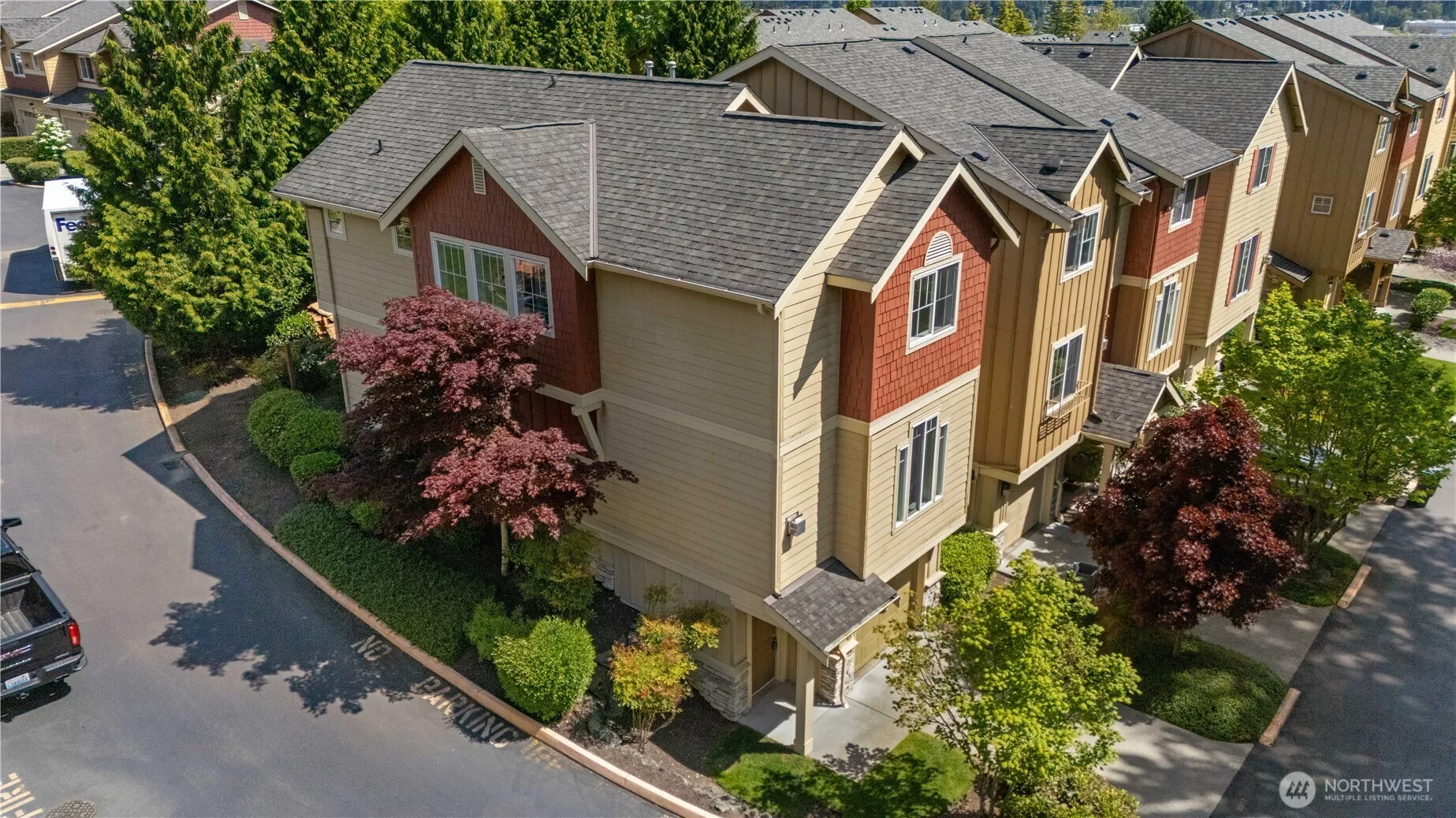 End unit condo w/ yard and tons of parking!