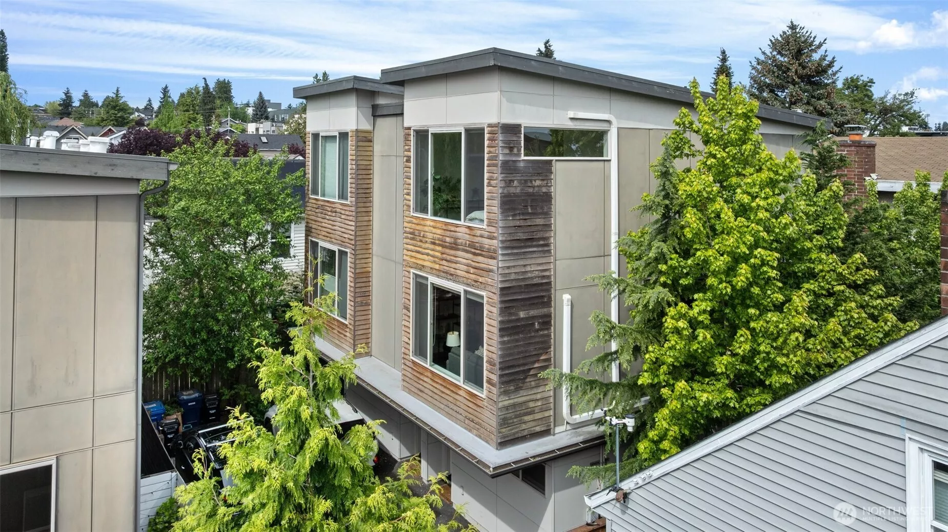 Quality built townhome in a prime location. Just moments away from local shops, trendy cafes, and convenient stores. Everything you need is within easy reach