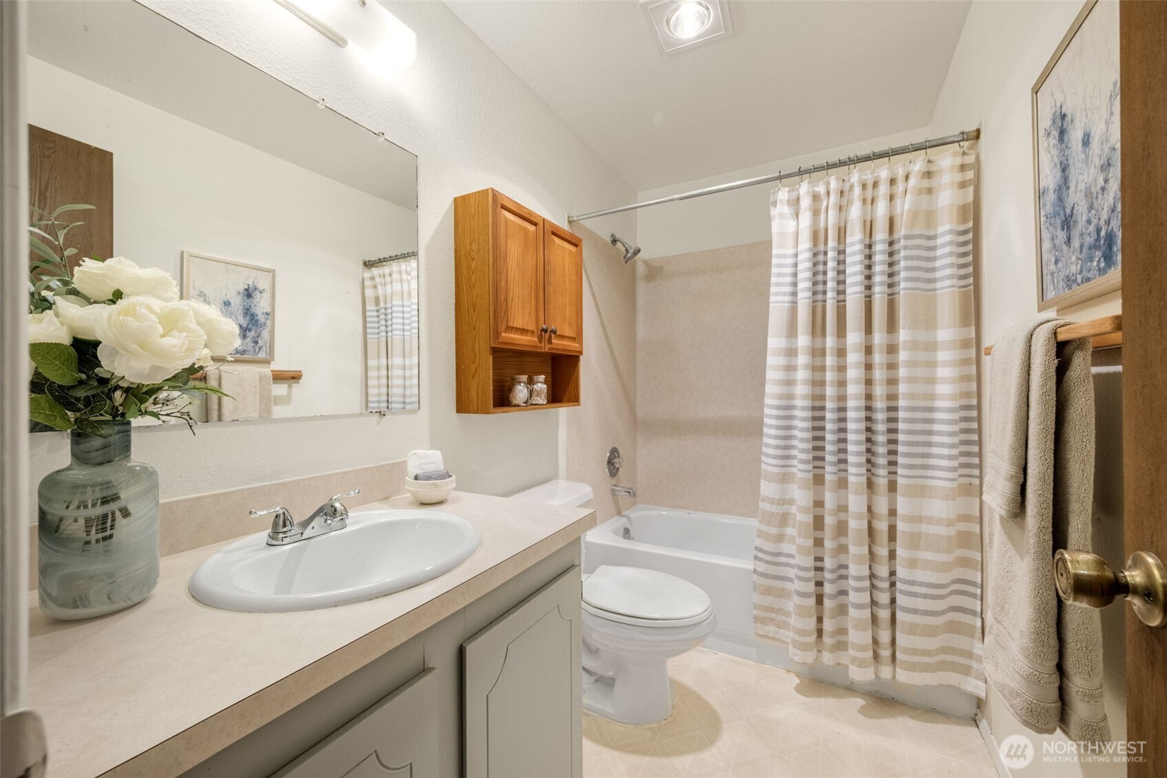 Main floor full bathroom