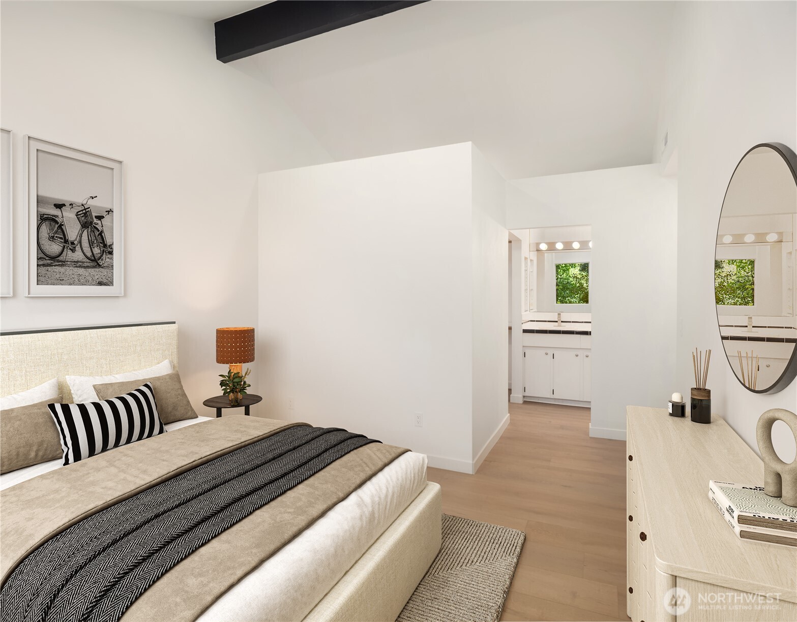 Primary bedroom w/ensuite bathroom