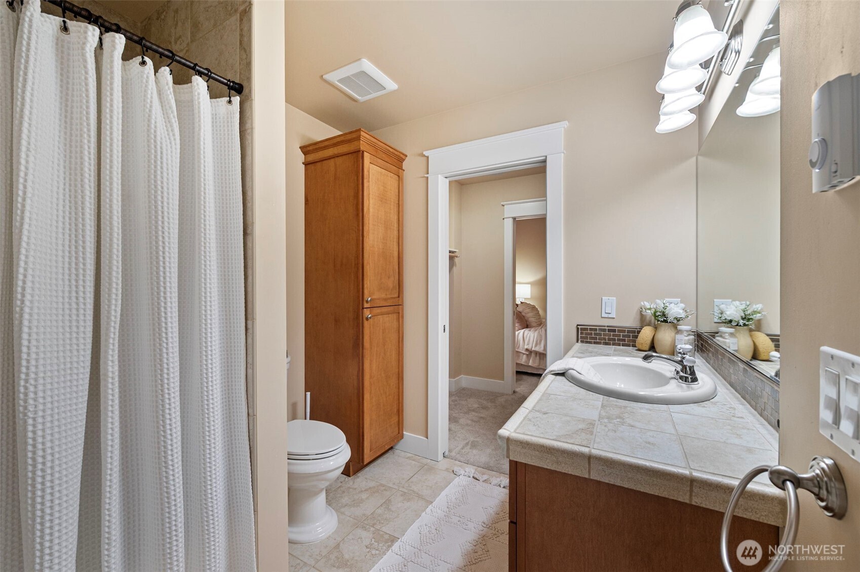 Jack N Jill shared bath with 2nd bedroom