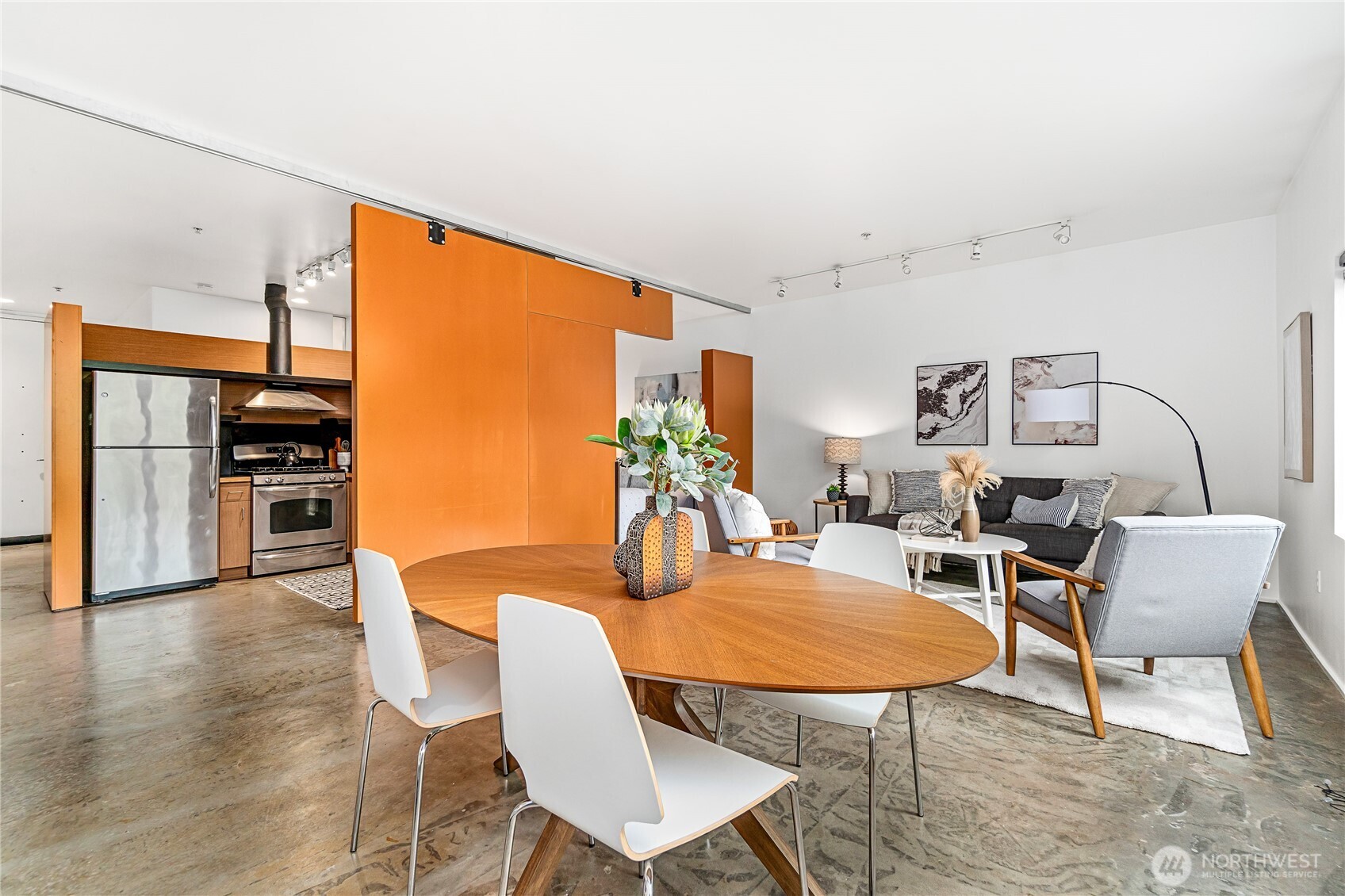 The open layout plan with a movable jigsaw puzzle wall is perfect for living and entertaining.