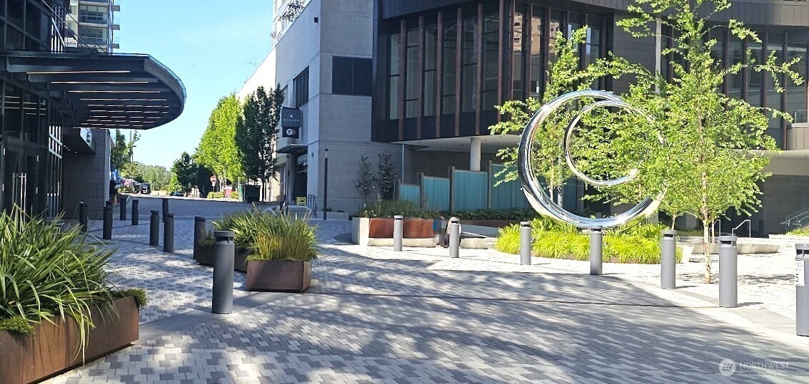 Avenue Square