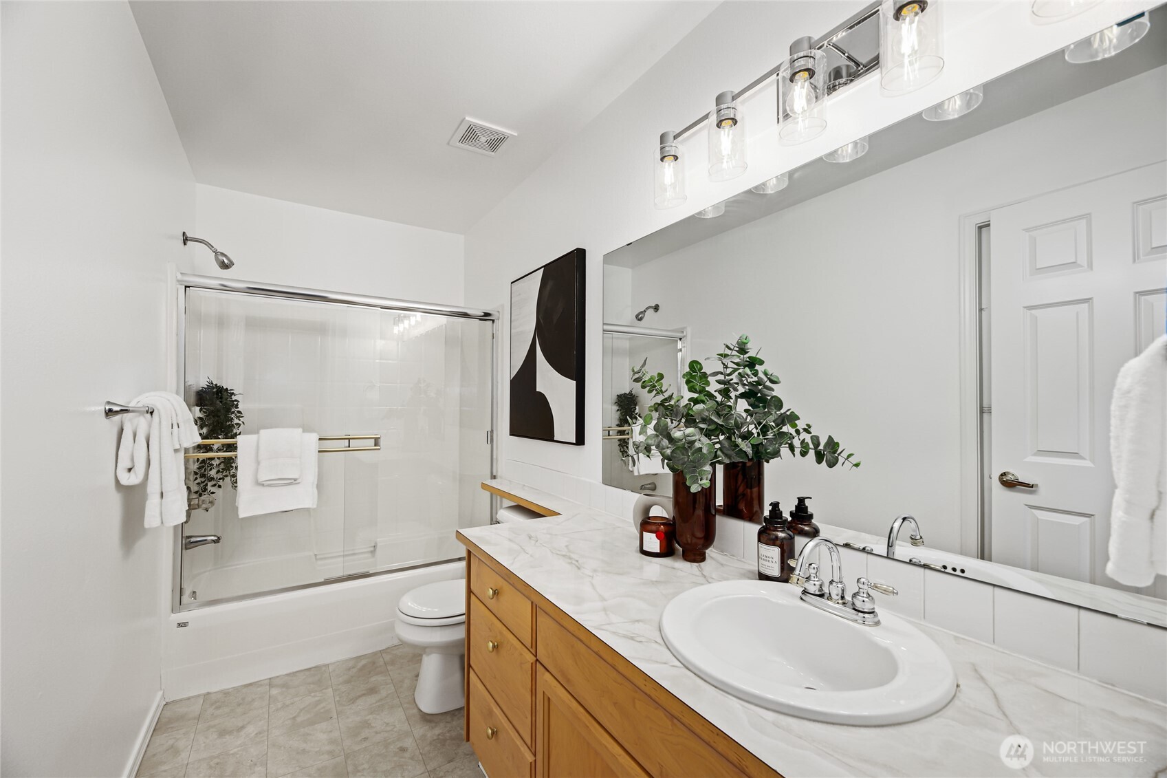 Full upstairs bathroom. Such a large space!
