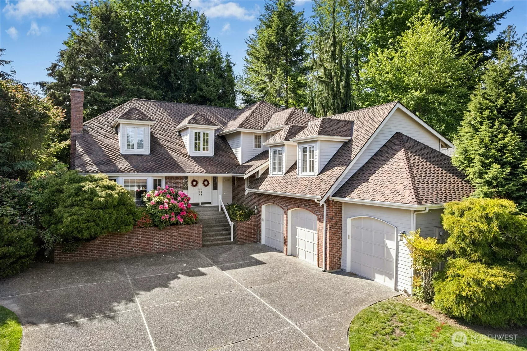 This beautifully updated home in Vuemont Meadows seamlessly blends modern elegance with timeless craftsmanship. One of its standout features is the rich red oak hardwood flooring that extends throughout the entire residence, adding warmth and sophistication to every room.