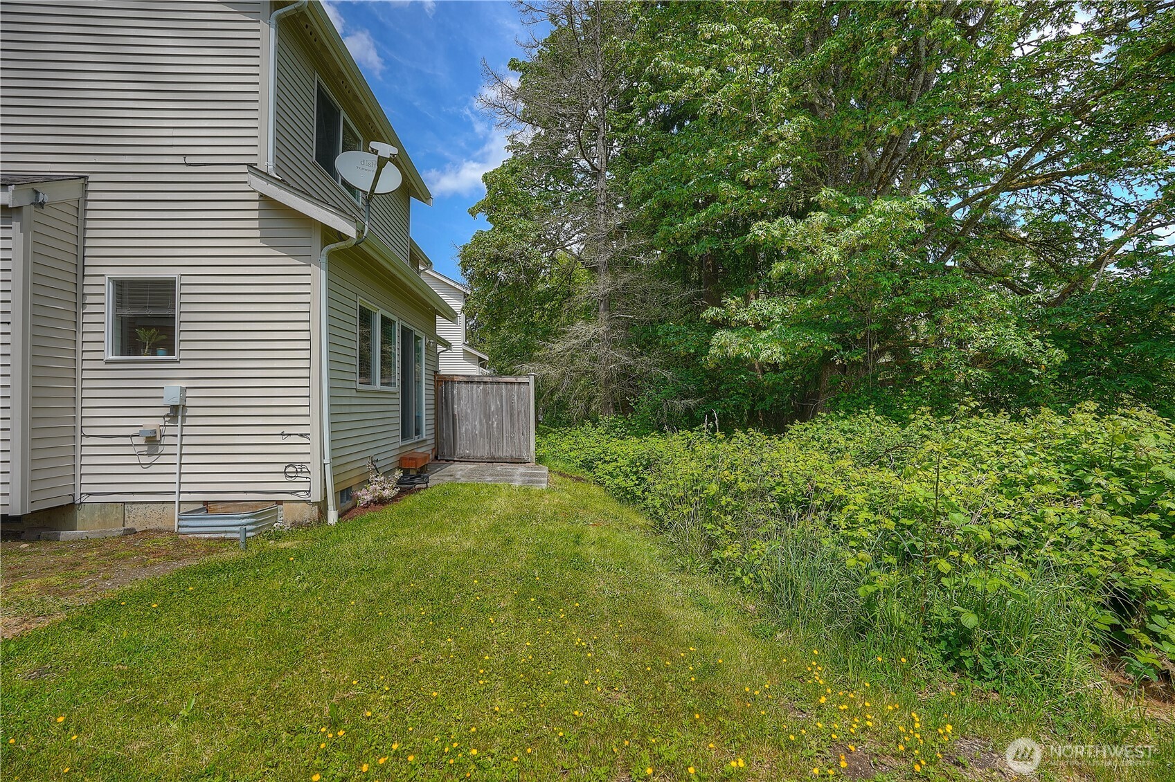 side yard/rear space