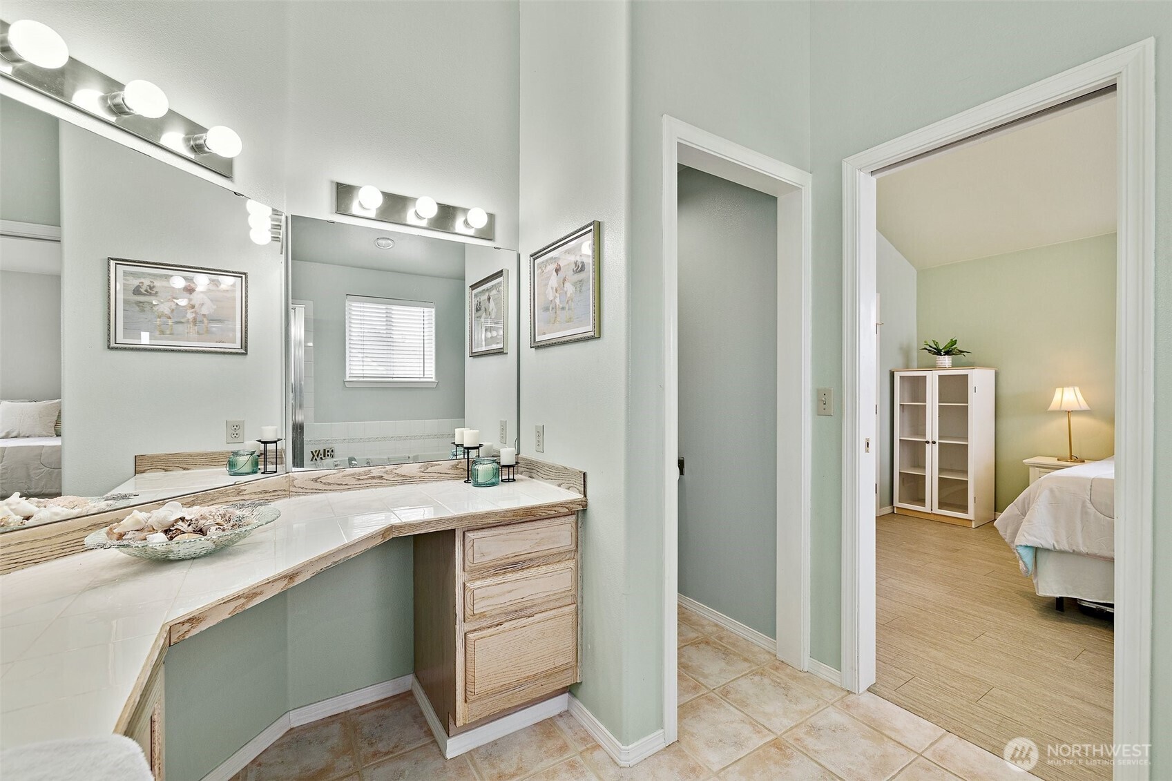 Plenty of vanity space for everyone!