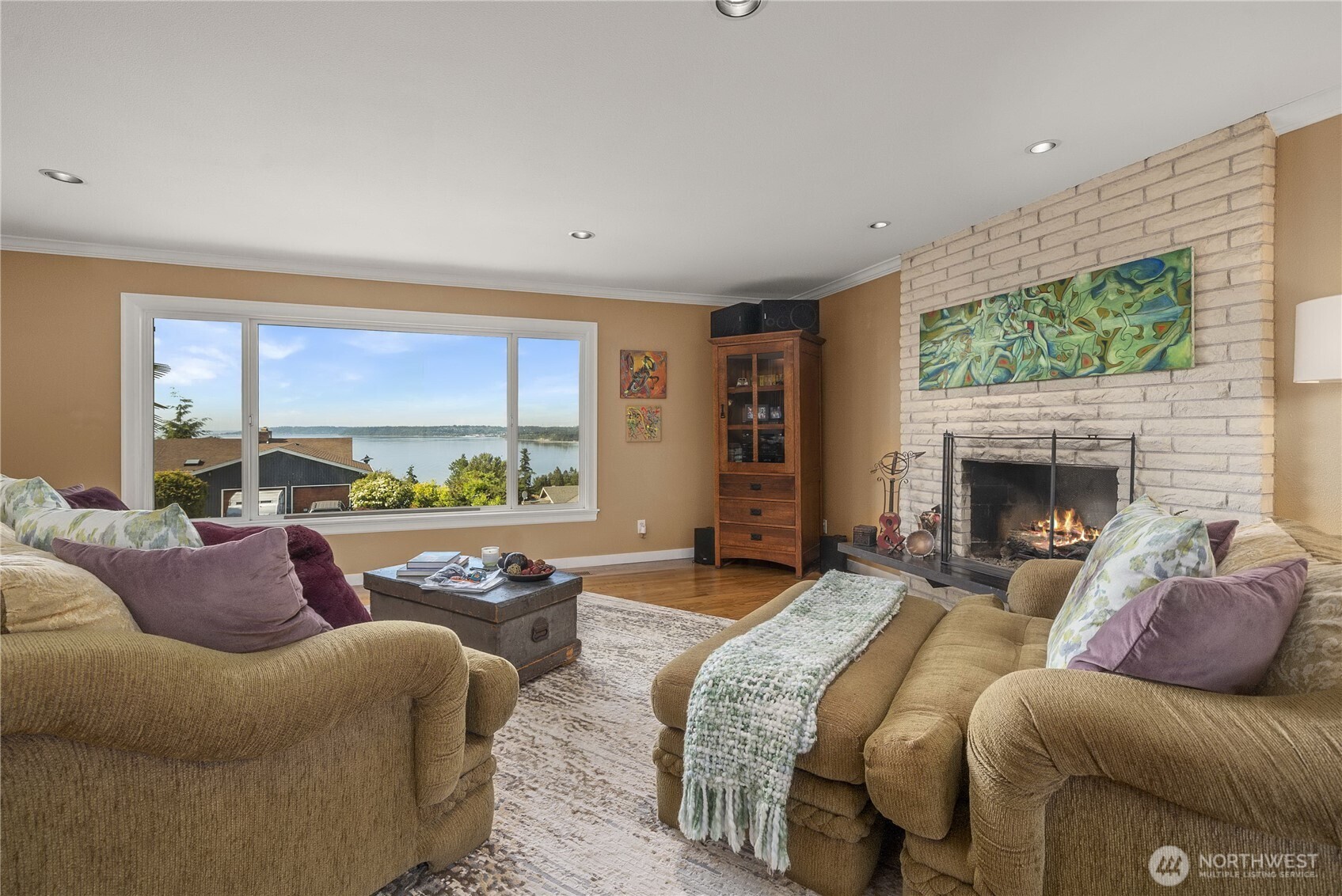 These breathtaking views offer a very calming atmosphere and invite you to pause and enjoy the natural beauty around you. Relax and unwind by the gas fireplace....open the windows for a revitalizing breeze.