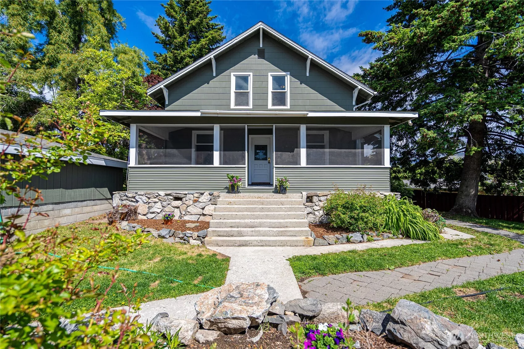 595 Division St