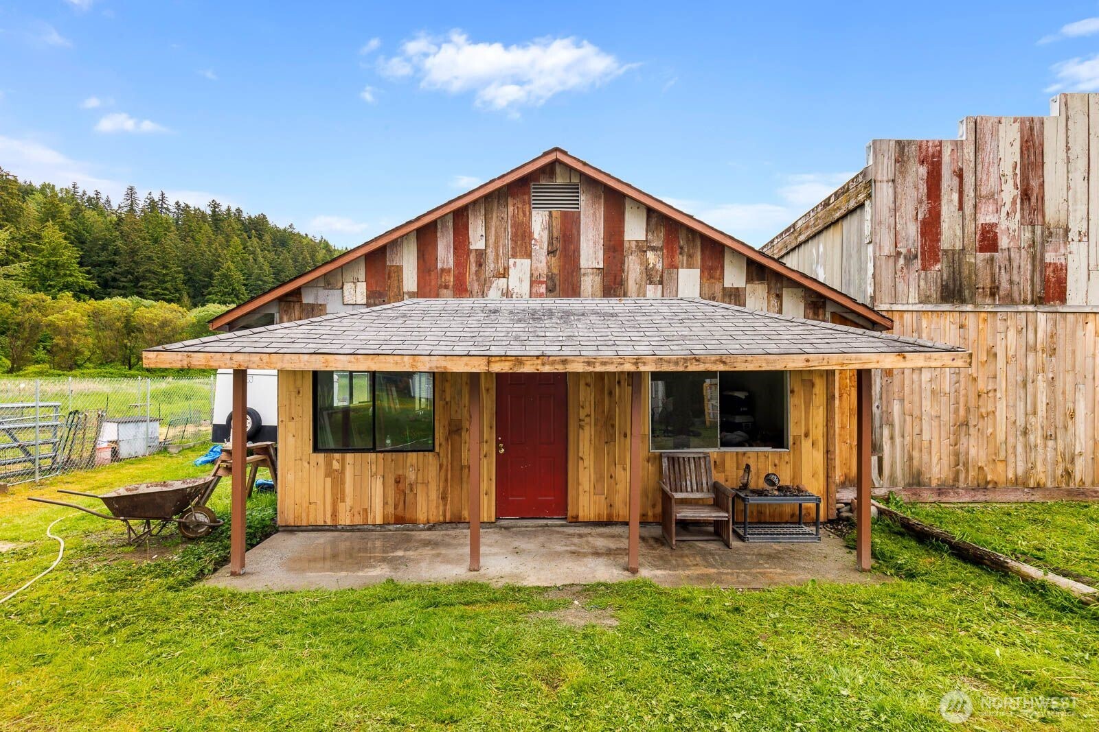 Now let's check out the outbuilding. DADU? Buyer to verify.