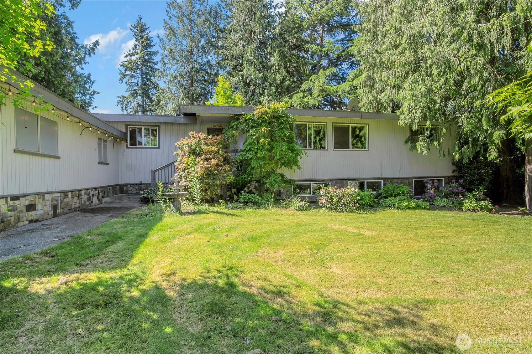 Gorgeous 4 bedroom+office+bonus room home in well established neighborhood. No through traffic, ends in a cul de sac. Large lot, sturdy construction.