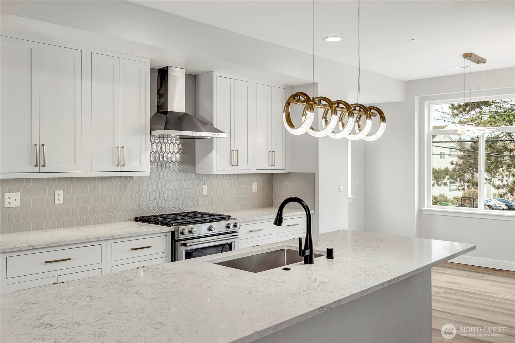 Stylish kitchen featuring 3cm quartz countertops