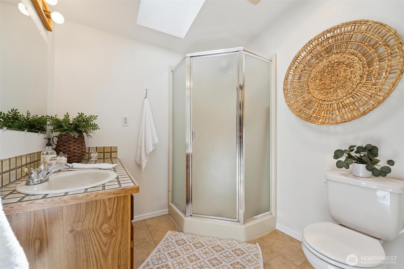 3/4 bath with skylight