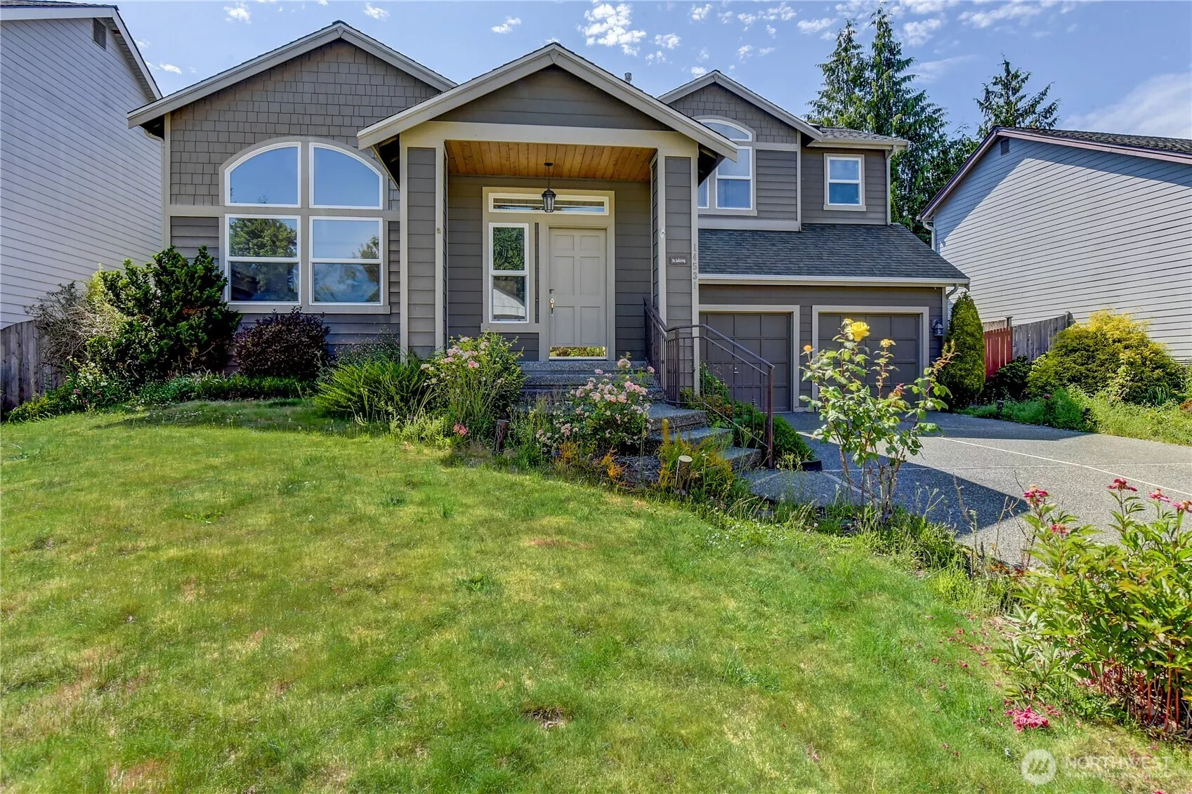 Lovely Hone in the border- Kirkland- Kenmore. Originally built in 1993, the 2017 permit suggests that Lexar Homes may have been involved in a significant remodel or rebuild of the property at that time.