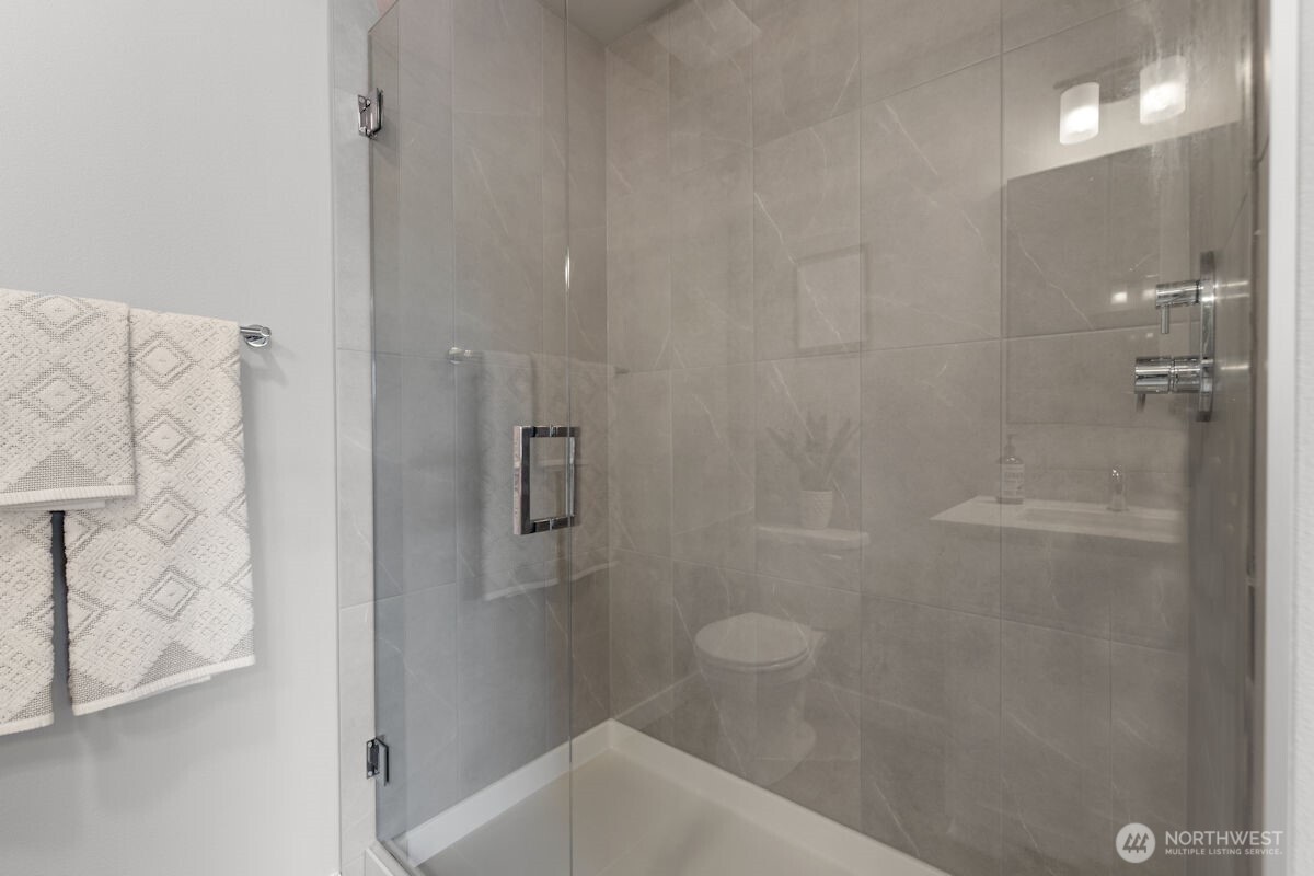 Photographs are for illustrative purposes only. Features, finishes, interior/exterior colors, landscaping and floorplan shown may vary from actual homes built.