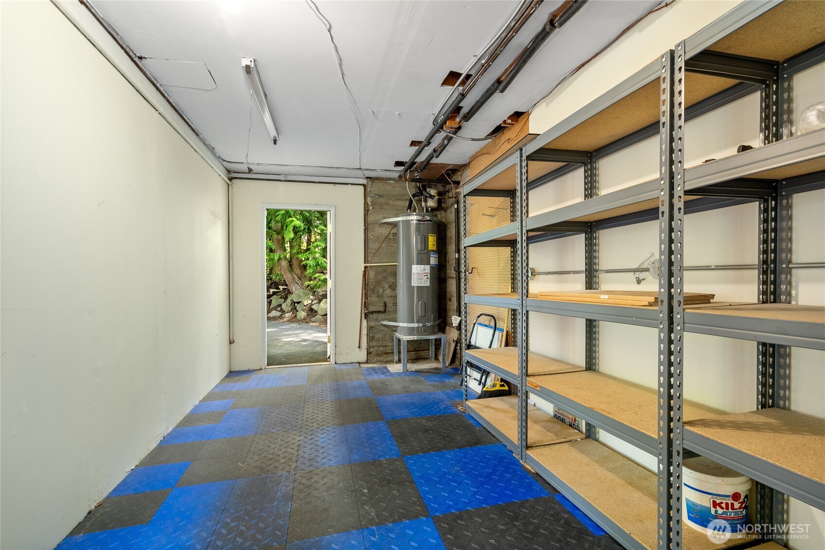 Shop/storage room that opens to the private driveway and has plenty of space for extras.