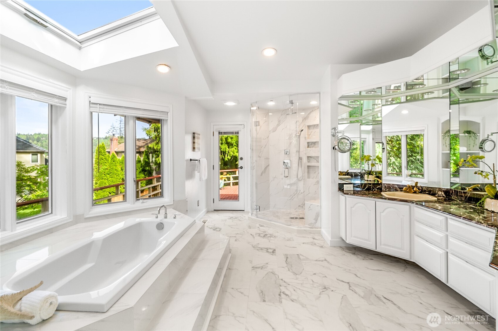 Crisp primary bathroom.