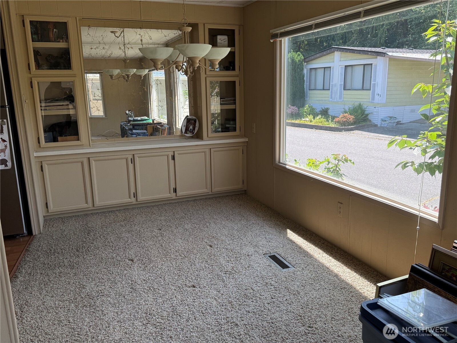 Dining room w/built in hutch