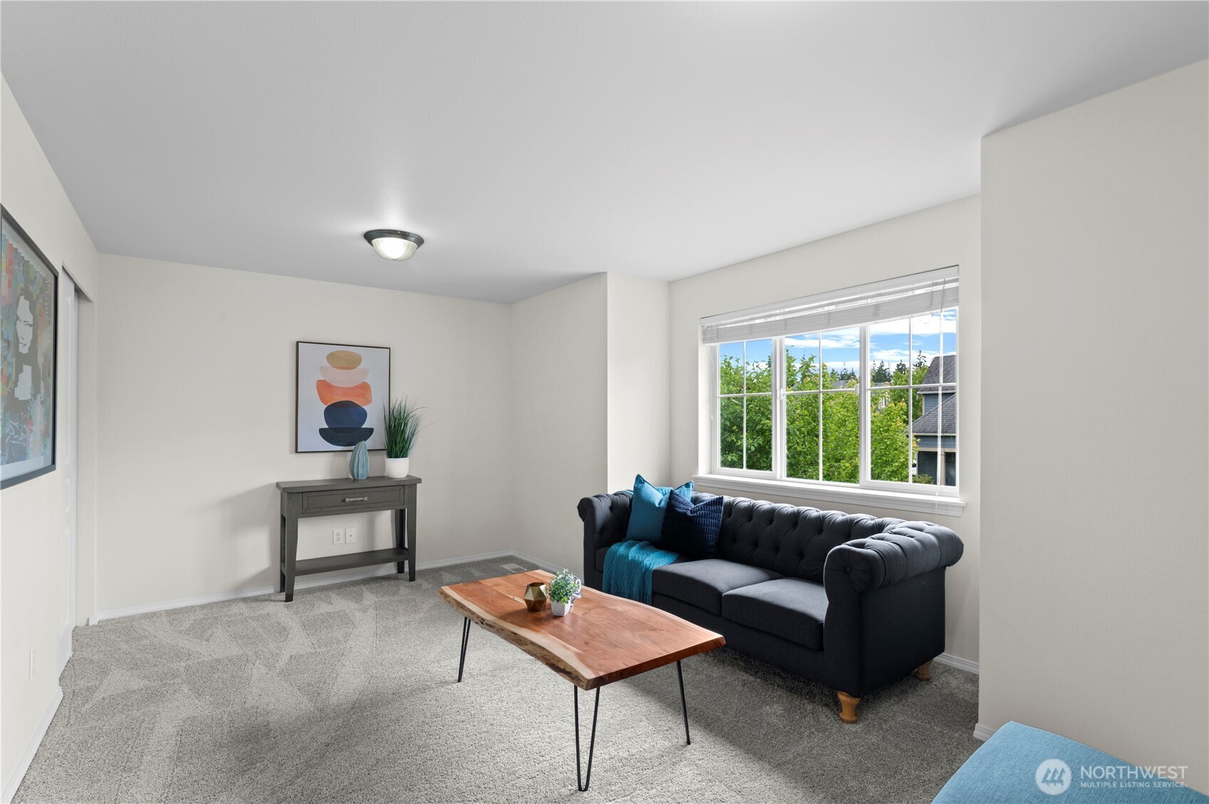 Huge bonus room/5th bedroom w/closet!