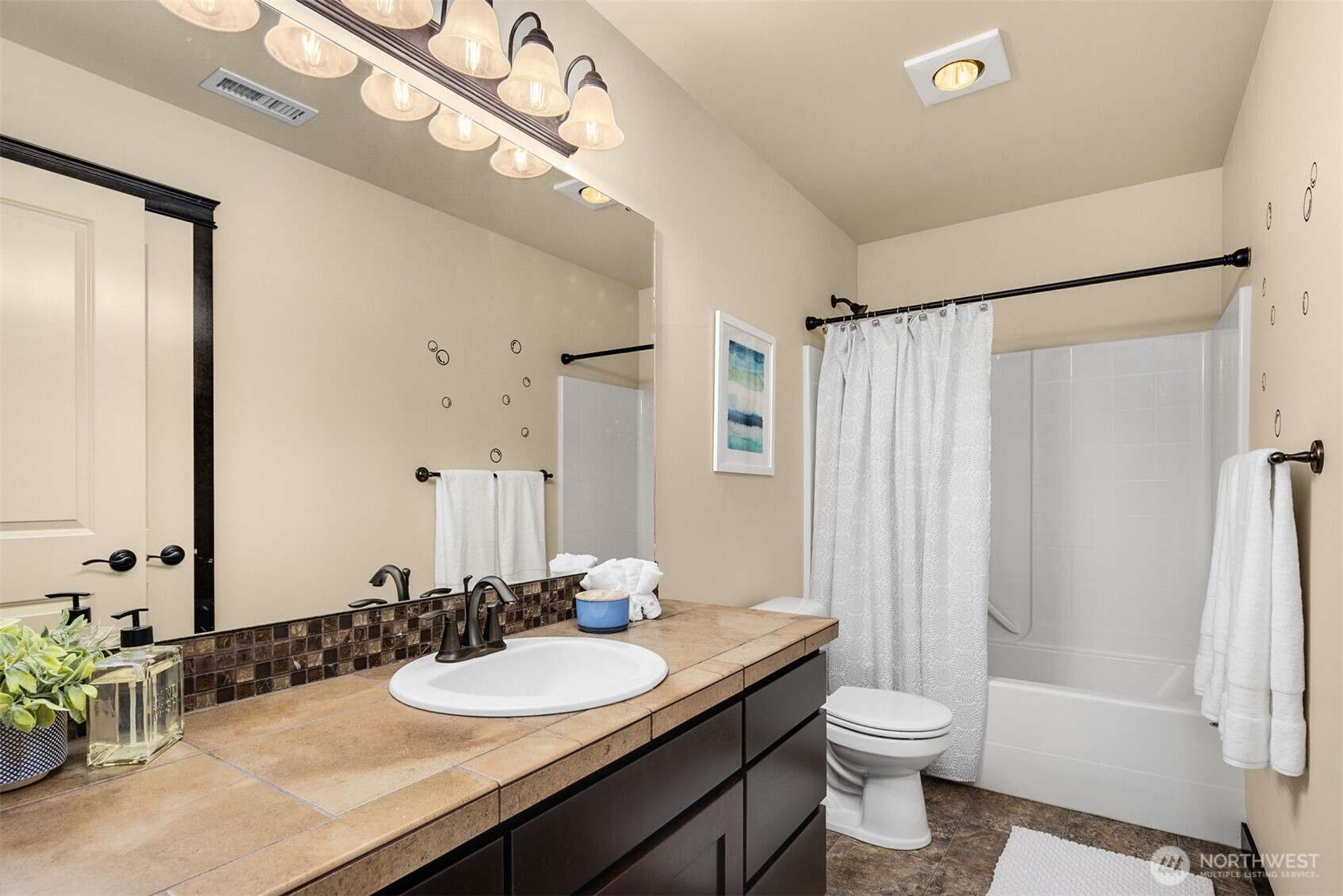 Upstairs full bathroom.