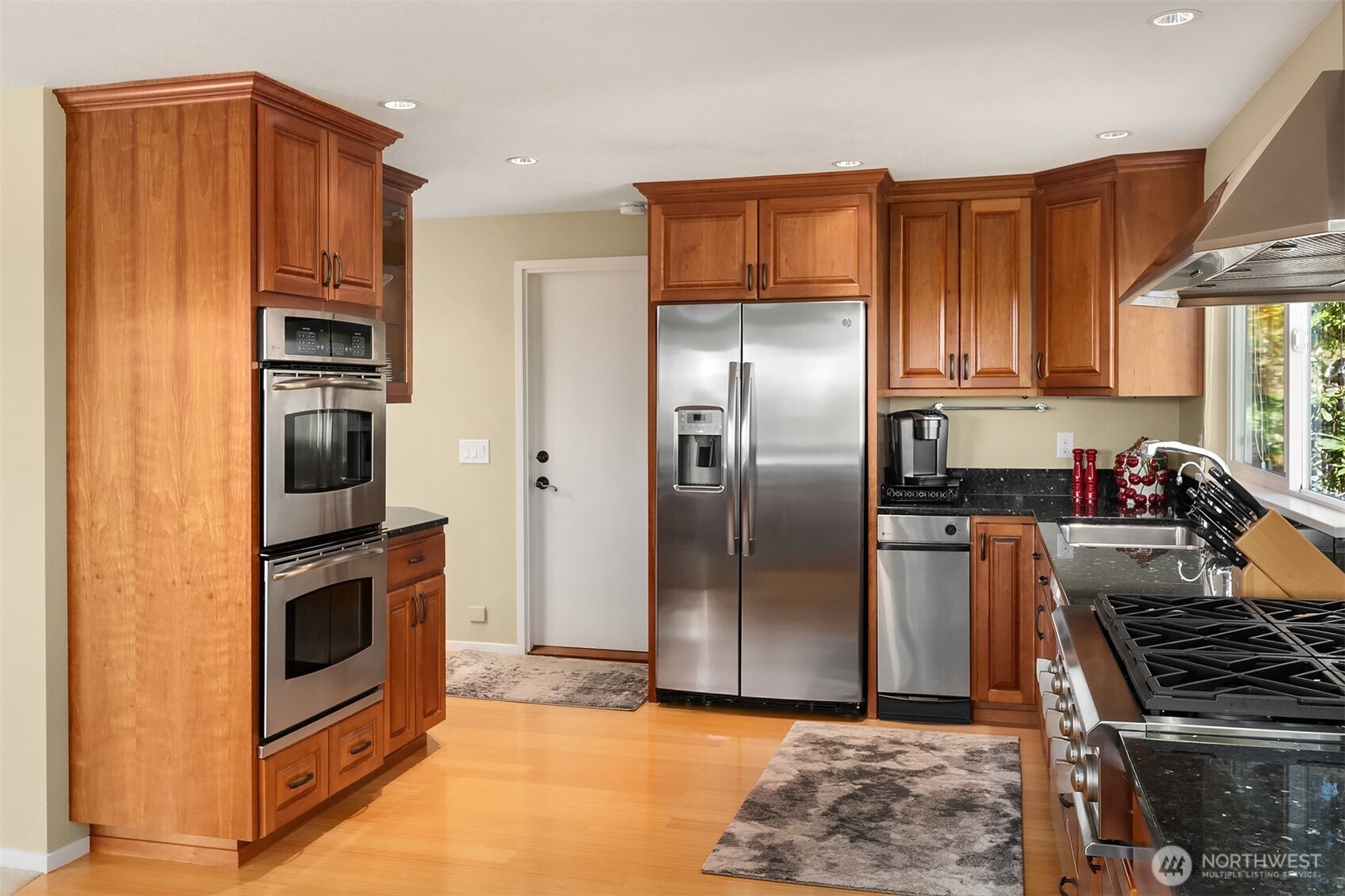 Notice the double ovens and gas cooking! A chef's delight.