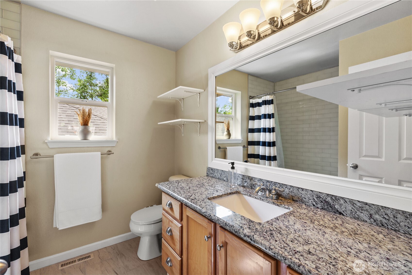 Beautifully remodeled full bathroom on 2nd floor.